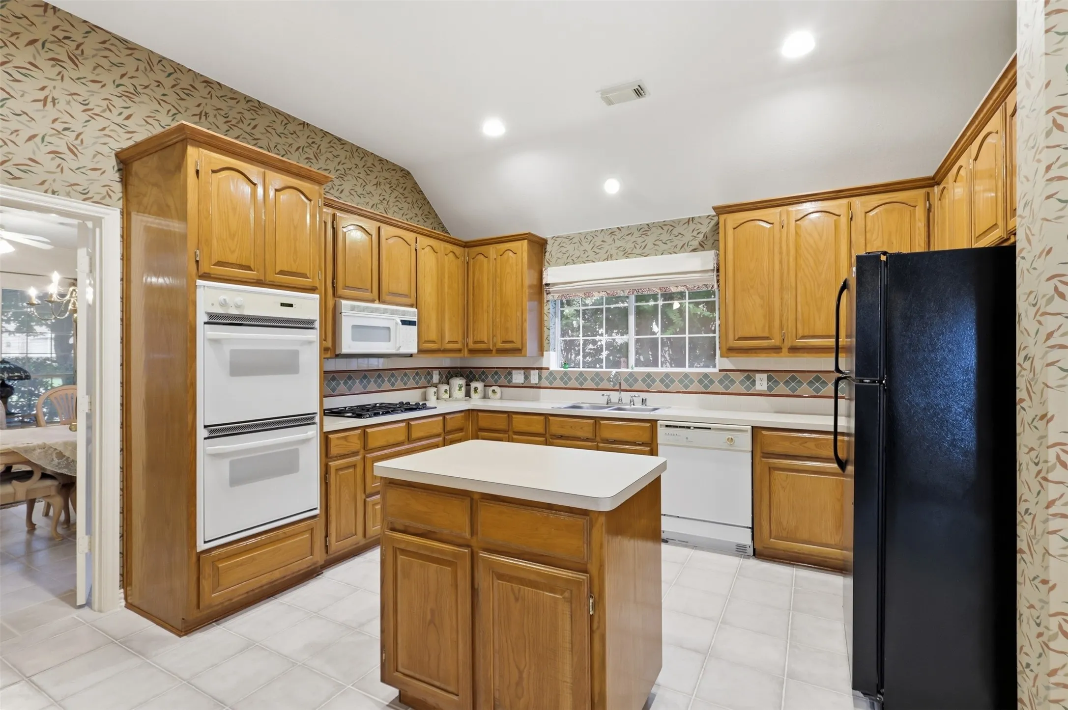 Single Family Residence For Sale in Dallas County , 3405 Westshore Drive, Rowlett, Texas 75088, 3 Bedroom, 3 Bathroom, 2 Garage spaces, 2,475 Sqft, built in 1994, mls#21332109, Real Estate Agent in Rowlett, Homes For Sale in Dallas county, Homes For Sale in Rowlett, Realtor in Rowlett Texas, Real Estate Brokerage Independent Realty Texas, Luminita Cordes Realtor