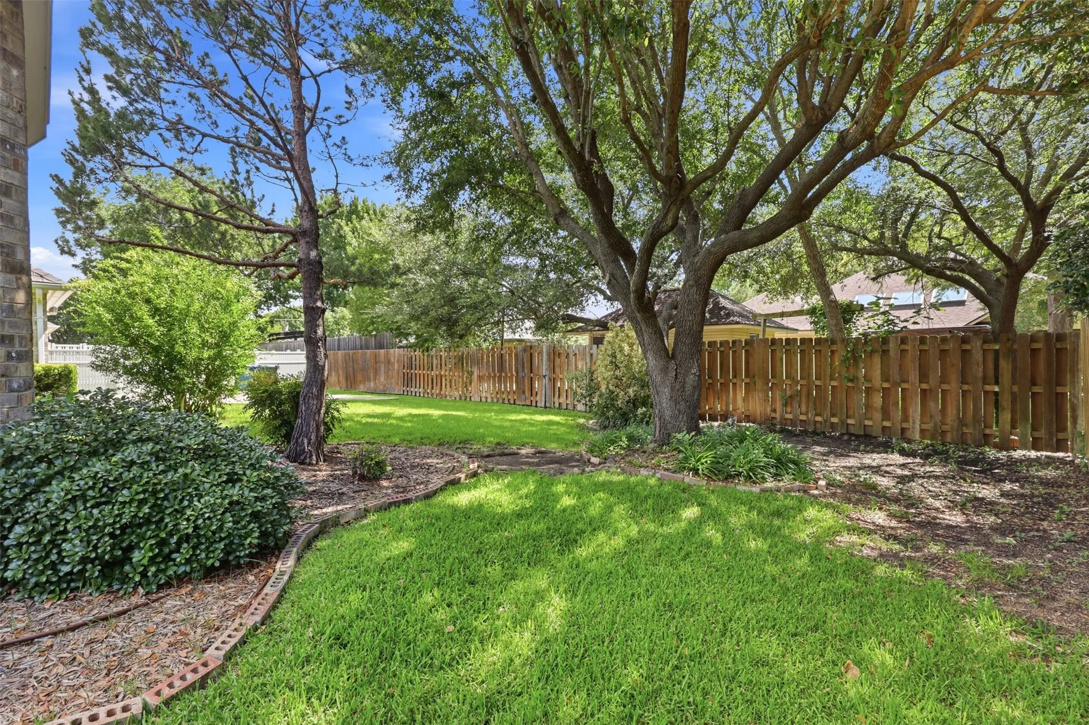 Single Family Residence For Sale in Dallas County , 3405 Westshore Drive, Rowlett, Texas 75088, 3 Bedroom, 3 Bathroom, 2 Garage spaces, 2,475 Sqft, built in 1994, mls#21332109, Real Estate Agent in Rowlett, Homes For Sale in Dallas county, Homes For Sale in Rowlett, Realtor in Rowlett Texas, Real Estate Brokerage Independent Realty Texas, Luminita Cordes Realtor