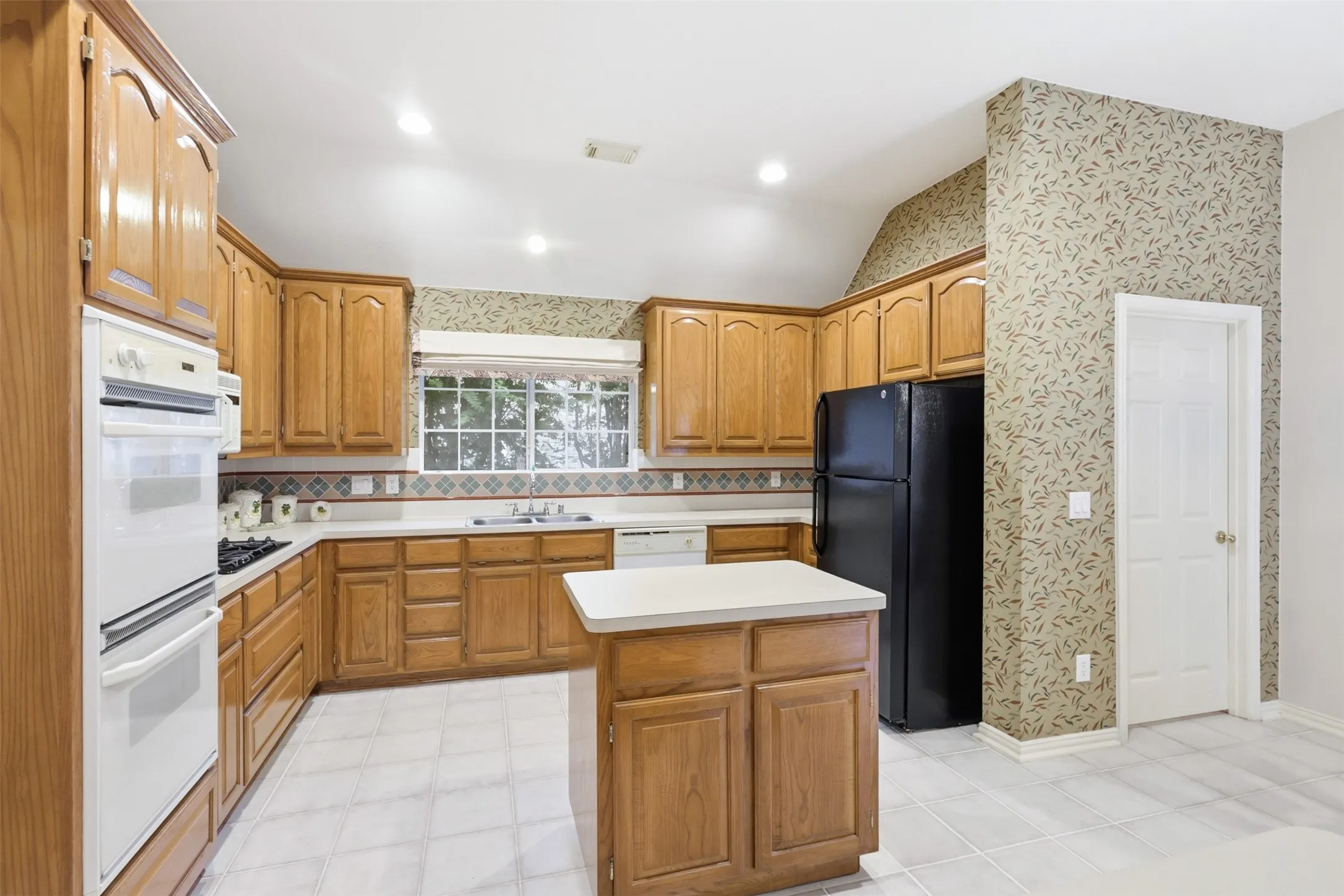 Single Family Residence For Sale in Dallas County , 3405 Westshore Drive, Rowlett, Texas 75088, 3 Bedroom, 3 Bathroom, 2 Garage spaces, 2,475 Sqft, built in 1994, mls#21332109, Real Estate Agent in Rowlett, Homes For Sale in Dallas county, Homes For Sale in Rowlett, Realtor in Rowlett Texas, Real Estate Brokerage Independent Realty Texas, Luminita Cordes Realtor