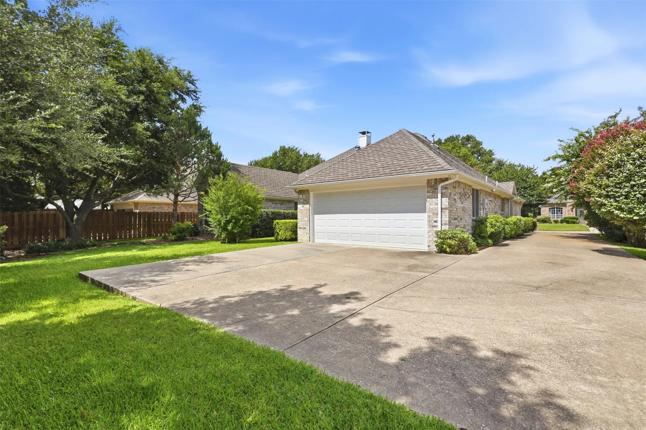 Single Family Residence For Sale in Dallas County , 3405 Westshore Drive, Rowlett, Texas 75088, 3 Bedroom, 3 Bathroom, 2 Garage spaces, 2,475 Sqft, built in 1994, mls#21332109, Real Estate Agent in Rowlett, Homes For Sale in Dallas county, Homes For Sale in Rowlett, Realtor in Rowlett Texas, Real Estate Brokerage Independent Realty Texas, Luminita Cordes Realtor