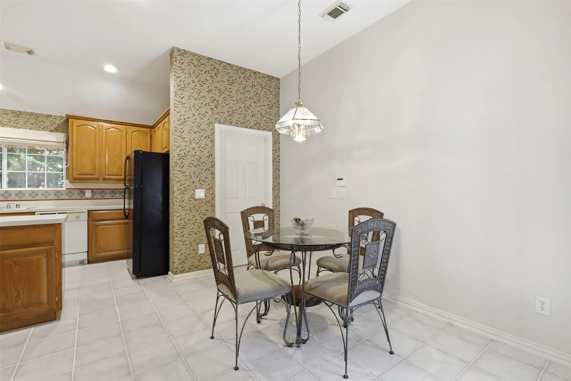 Single Family Residence For Sale in Dallas County , 3405 Westshore Drive, Rowlett, Texas 75088, 3 Bedroom, 3 Bathroom, 2 Garage spaces, 2,475 Sqft, built in 1994, mls#21332109, Real Estate Agent in Rowlett, Homes For Sale in Dallas county, Homes For Sale in Rowlett, Realtor in Rowlett Texas, Real Estate Brokerage Independent Realty Texas, Luminita Cordes Realtor