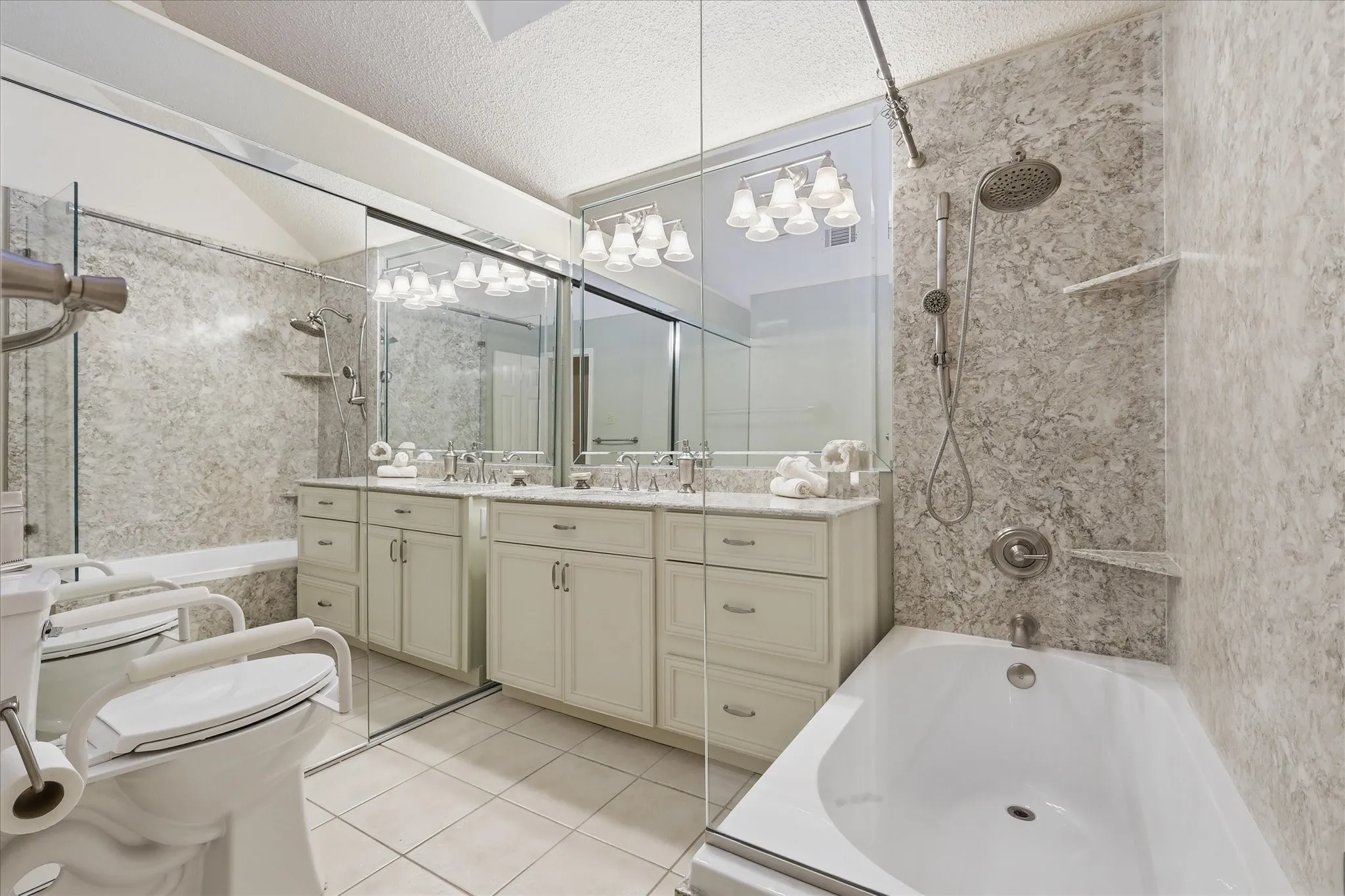 Townhouse For Sale in Collin County , 18095 Whispering Gables Lane, Dallas, Texas 75287, 2 Bedroom, 2 Bathroom, 1 Garage spaces, 1,083 Sqft, built in 1983, mls#21333621, Real Estate Agent in Dallas, Homes For Sale in Collin county, Homes For Sale in Dallas, Realtor in Dallas Texas, Real Estate Brokerage Independent Realty Texas, Luminita Cordes Realtor