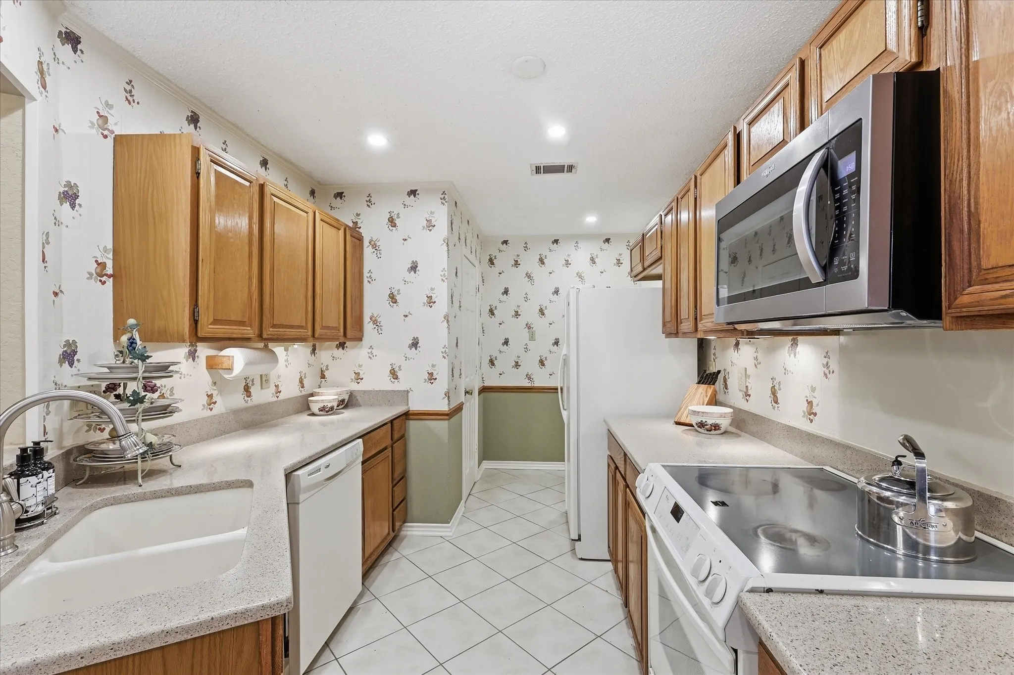 Townhouse For Sale in Collin County , 18095 Whispering Gables Lane, Dallas, Texas 75287, 2 Bedroom, 2 Bathroom, 1 Garage spaces, 1,083 Sqft, built in 1983, mls#21333621, Real Estate Agent in Dallas, Homes For Sale in Collin county, Homes For Sale in Dallas, Realtor in Dallas Texas, Real Estate Brokerage Independent Realty Texas, Luminita Cordes Realtor
