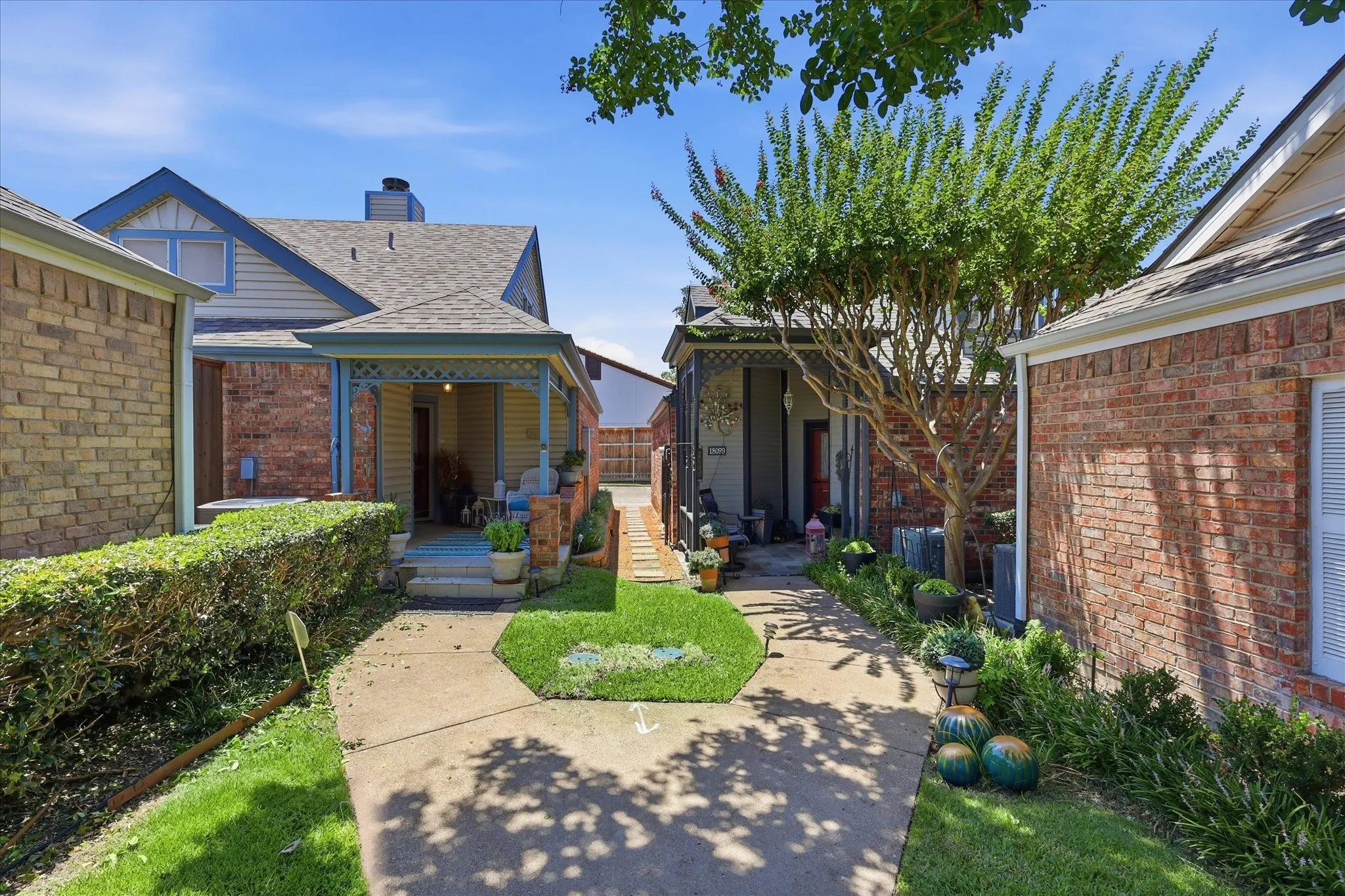 Townhouse For Sale in Collin County , 18095 Whispering Gables Lane, Dallas, Texas 75287, 2 Bedroom, 2 Bathroom, 1 Garage spaces, 1,083 Sqft, built in 1983, mls#21333621, Real Estate Agent in Dallas, Homes For Sale in Collin county, Homes For Sale in Dallas, Realtor in Dallas Texas, Real Estate Brokerage Independent Realty Texas, Luminita Cordes Realtor