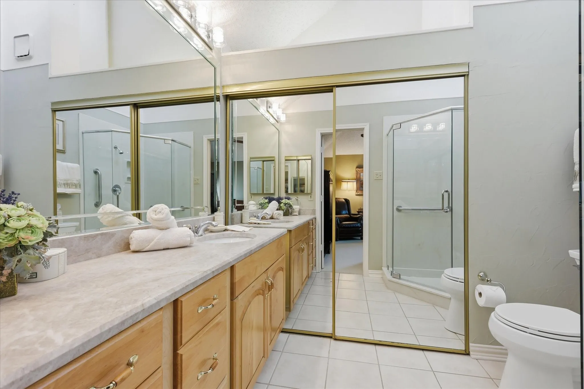 Townhouse For Sale in Collin County , 18095 Whispering Gables Lane, Dallas, Texas 75287, 2 Bedroom, 2 Bathroom, 1 Garage spaces, 1,083 Sqft, built in 1983, mls#21333621, Real Estate Agent in Dallas, Homes For Sale in Collin county, Homes For Sale in Dallas, Realtor in Dallas Texas, Real Estate Brokerage Independent Realty Texas, Luminita Cordes Realtor