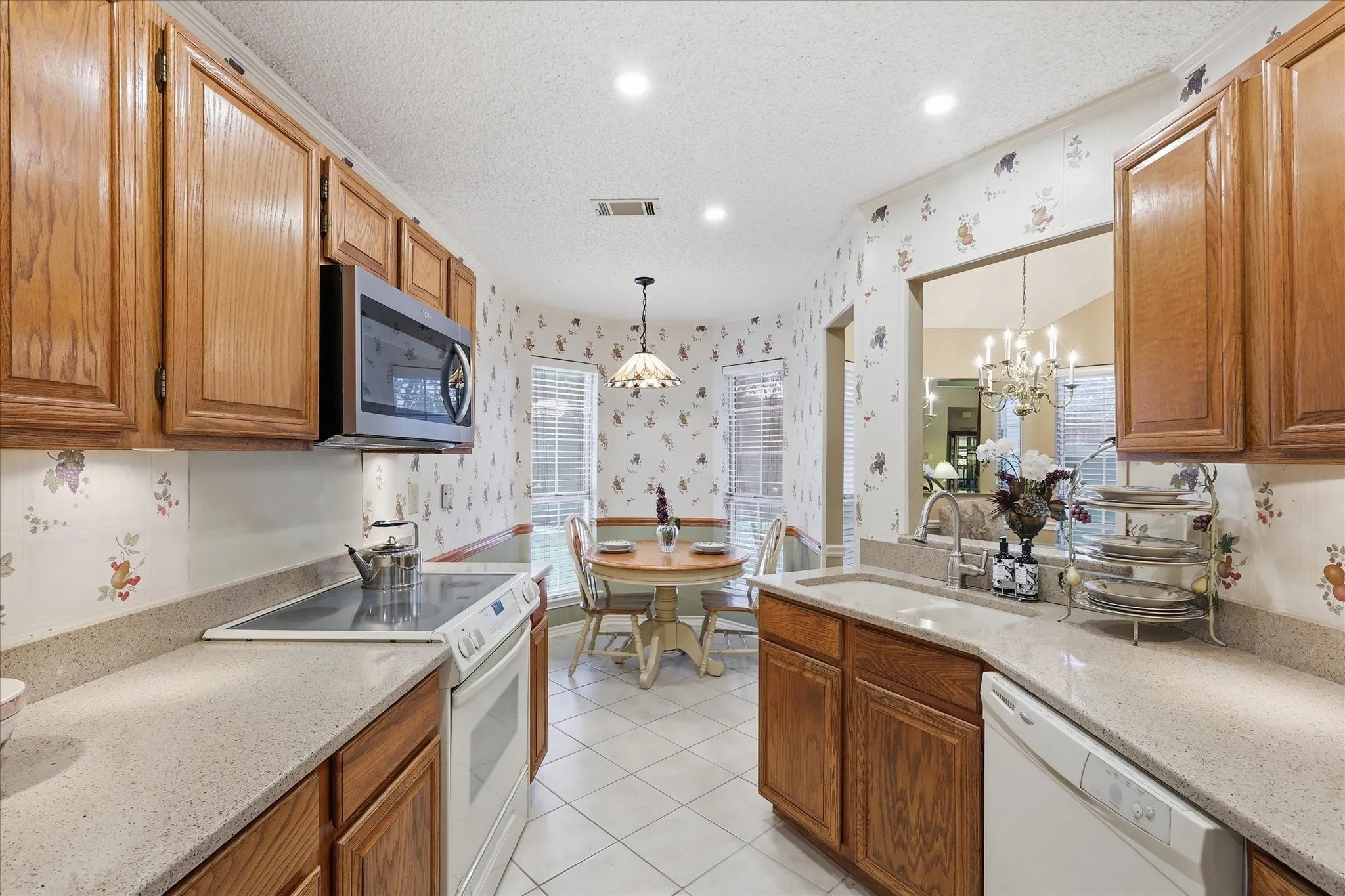 Townhouse For Sale in Collin County , 18095 Whispering Gables Lane, Dallas, Texas 75287, 2 Bedroom, 2 Bathroom, 1 Garage spaces, 1,083 Sqft, built in 1983, mls#21333621, Real Estate Agent in Dallas, Homes For Sale in Collin county, Homes For Sale in Dallas, Realtor in Dallas Texas, Real Estate Brokerage Independent Realty Texas, Luminita Cordes Realtor