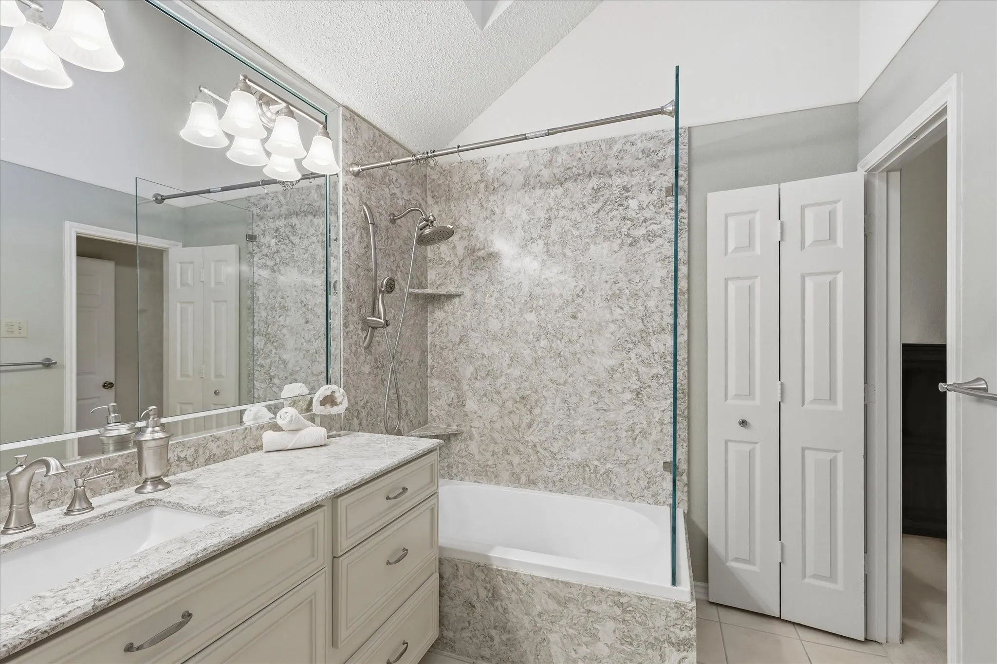 Townhouse For Sale in Collin County , 18095 Whispering Gables Lane, Dallas, Texas 75287, 2 Bedroom, 2 Bathroom, 1 Garage spaces, 1,083 Sqft, built in 1983, mls#21333621, Real Estate Agent in Dallas, Homes For Sale in Collin county, Homes For Sale in Dallas, Realtor in Dallas Texas, Real Estate Brokerage Independent Realty Texas, Luminita Cordes Realtor