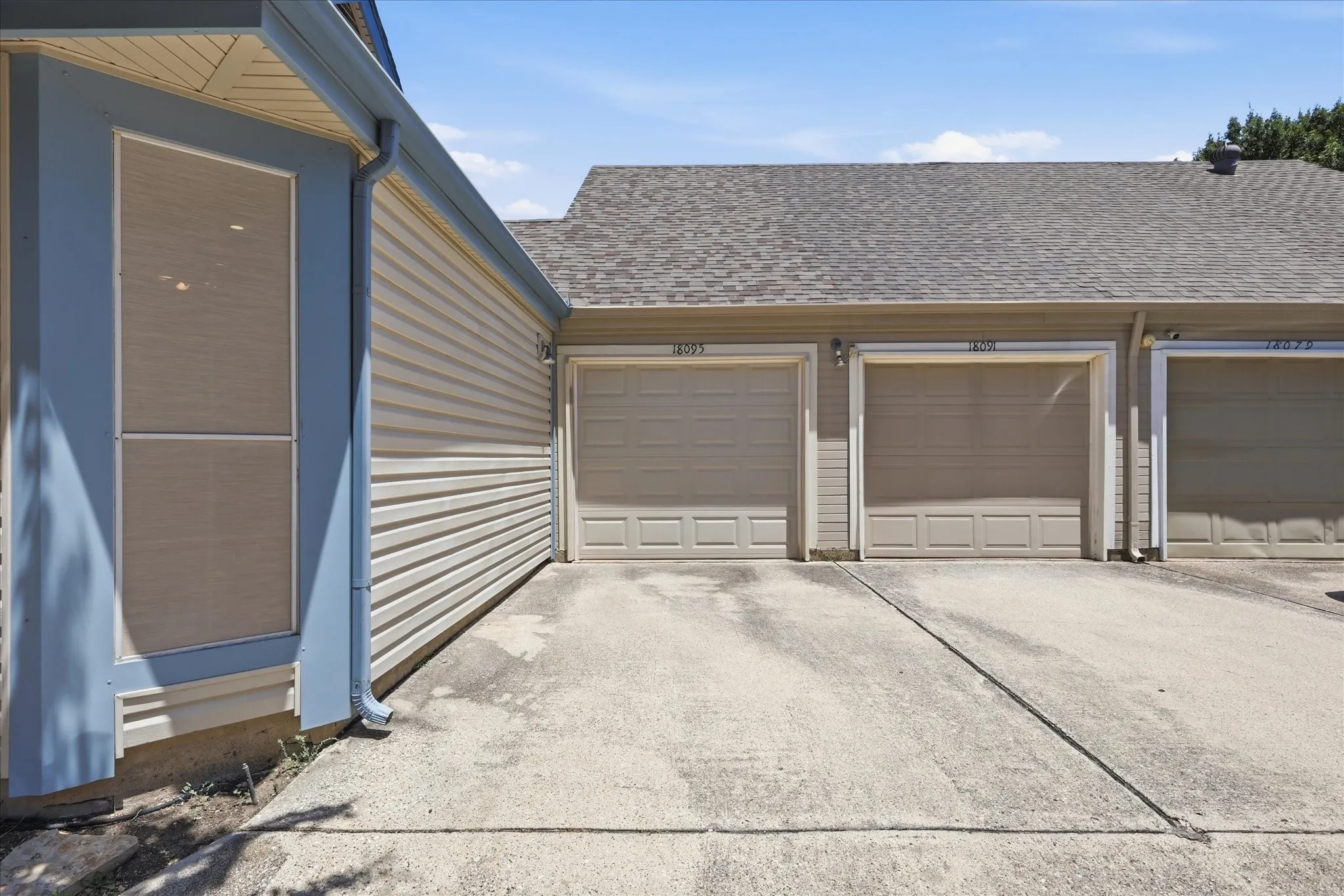 Townhouse For Sale in Collin County , 18095 Whispering Gables Lane, Dallas, Texas 75287, 2 Bedroom, 2 Bathroom, 1 Garage spaces, 1,083 Sqft, built in 1983, mls#21333621, Real Estate Agent in Dallas, Homes For Sale in Collin county, Homes For Sale in Dallas, Realtor in Dallas Texas, Real Estate Brokerage Independent Realty Texas, Luminita Cordes Realtor
