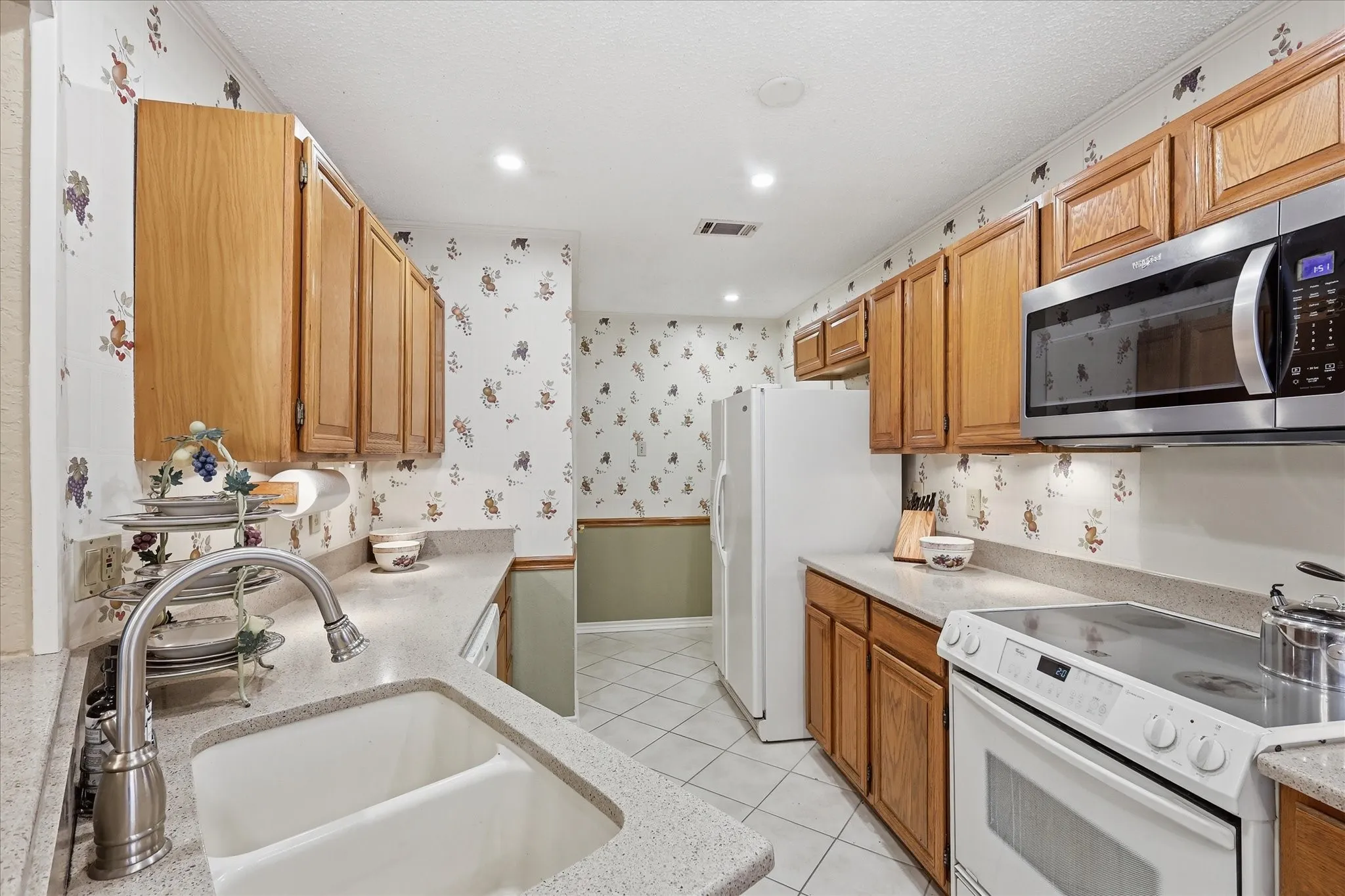 Townhouse For Sale in Collin County , 18095 Whispering Gables Lane, Dallas, Texas 75287, 2 Bedroom, 2 Bathroom, 1 Garage spaces, 1,083 Sqft, built in 1983, mls#21333621, Real Estate Agent in Dallas, Homes For Sale in Collin county, Homes For Sale in Dallas, Realtor in Dallas Texas, Real Estate Brokerage Independent Realty Texas, Luminita Cordes Realtor