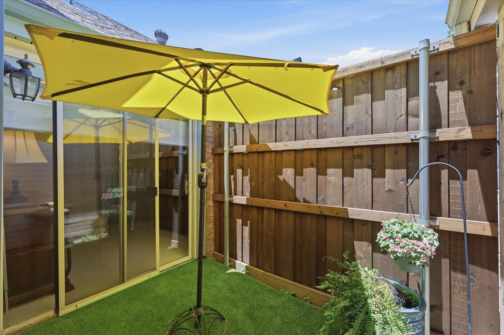 Townhouse For Sale in Collin County , 18095 Whispering Gables Lane, Dallas, Texas 75287, 2 Bedroom, 2 Bathroom, 1 Garage spaces, 1,083 Sqft, built in 1983, mls#21333621, Real Estate Agent in Dallas, Homes For Sale in Collin county, Homes For Sale in Dallas, Realtor in Dallas Texas, Real Estate Brokerage Independent Realty Texas, Luminita Cordes Realtor