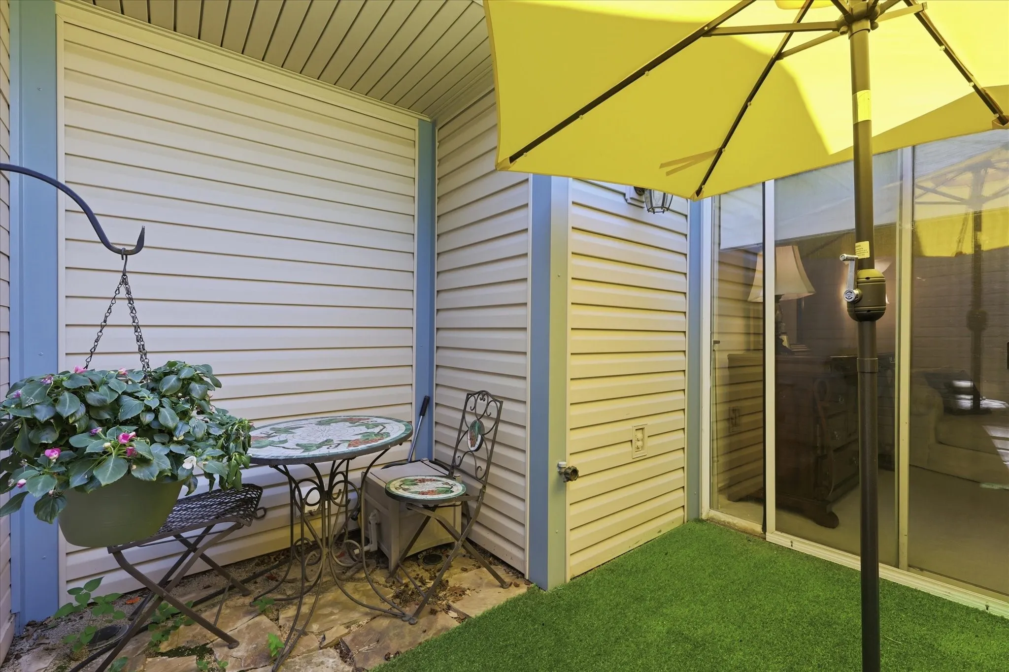 Townhouse For Sale in Collin County , 18095 Whispering Gables Lane, Dallas, Texas 75287, 2 Bedroom, 2 Bathroom, 1 Garage spaces, 1,083 Sqft, built in 1983, mls#21333621, Real Estate Agent in Dallas, Homes For Sale in Collin county, Homes For Sale in Dallas, Realtor in Dallas Texas, Real Estate Brokerage Independent Realty Texas, Luminita Cordes Realtor