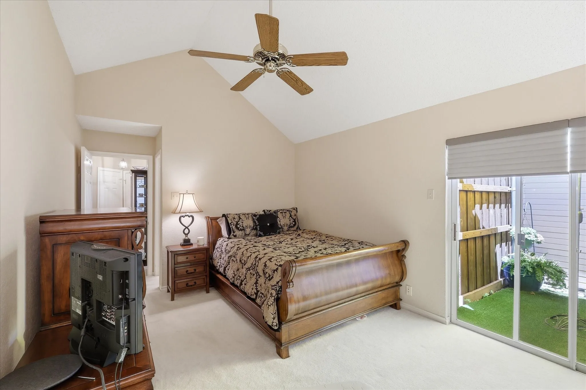Townhouse For Sale in Collin County , 18095 Whispering Gables Lane, Dallas, Texas 75287, 2 Bedroom, 2 Bathroom, 1 Garage spaces, 1,083 Sqft, built in 1983, mls#21333621, Real Estate Agent in Dallas, Homes For Sale in Collin county, Homes For Sale in Dallas, Realtor in Dallas Texas, Real Estate Brokerage Independent Realty Texas, Luminita Cordes Realtor