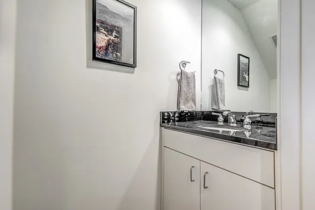 Condominium For Rent in Dallas County , 4122 Travis Street 2, Dallas, Texas 75204, 2 Bedrooms, 3 Bathrooms, Garage spaces, 1,293 Sqft, built in 1997, Price $3,100, mls#21334398, Real Estate Agent in Dallas, Homes For Rent in Dallas county, Homes For Rent in Dallas, Realtor in Dallas Texas, Real Estate Brokerage Independent Realty Texas, Luminita Cordes Realtor