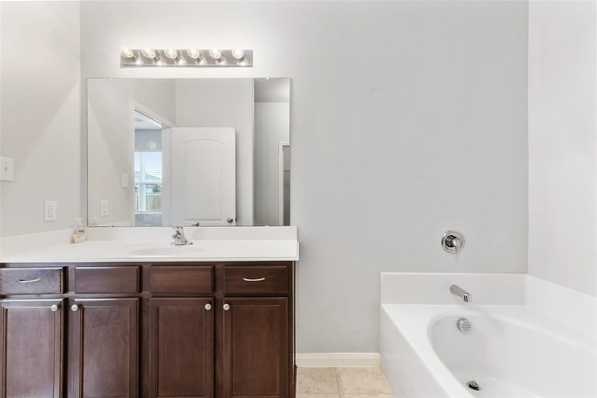 Single Family Residence For Rent in Tarrant County , 6041 Spring Ranch Drive, Fort Worth, Texas 76179, 3 Bedroom, 2 Bathroom, 2 Garage spaces, 1,597 Sqft, built in 2018, mls#21334410, Real Estate Agent in Fort Worth, Homes For Rent in Tarrant county, Homes For Rent in Fort Worth, Realtor in Fort Worth Texas, Real Estate Brokerage Independent Realty Texas, Luminita Cordes Realtor