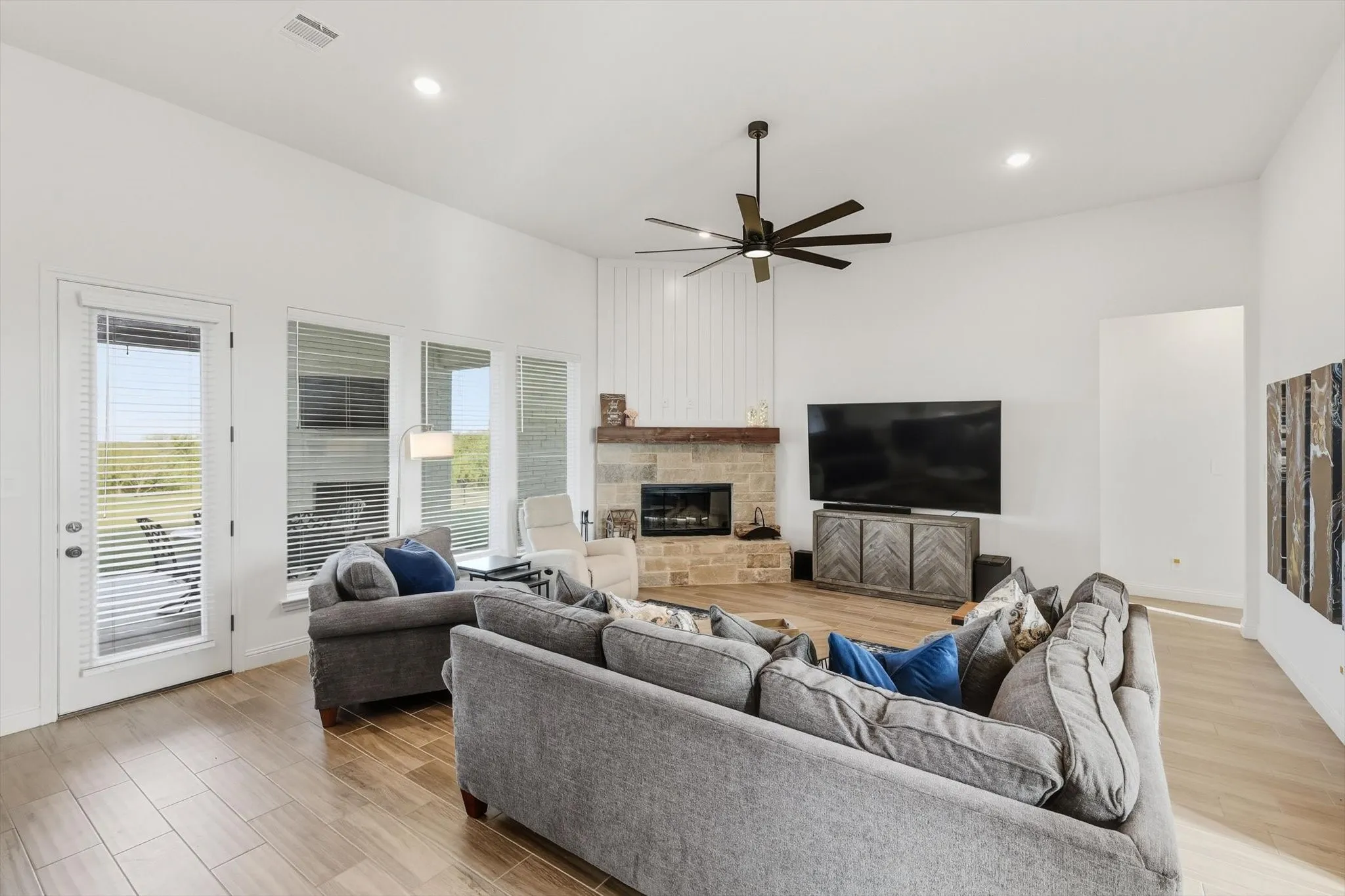 Single Family Residence For Sale in Parker County , 459 Red Bird Drive, Springtown, Texas 76082, 4 Bedroom, 3 Bathroom, 3 Garage spaces, 2,660 Sqft, built in 2022, mls#21332303, Real Estate Agent in Springtown, Homes For Sale in Parker county, Homes For Sale in Springtown, Realtor in Springtown Texas, Real Estate Brokerage Independent Realty Texas, Luminita Cordes Realtor