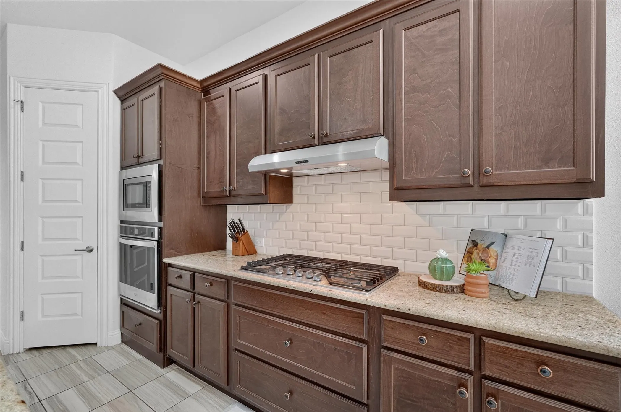 Gas cooktop, ample amount of storage
