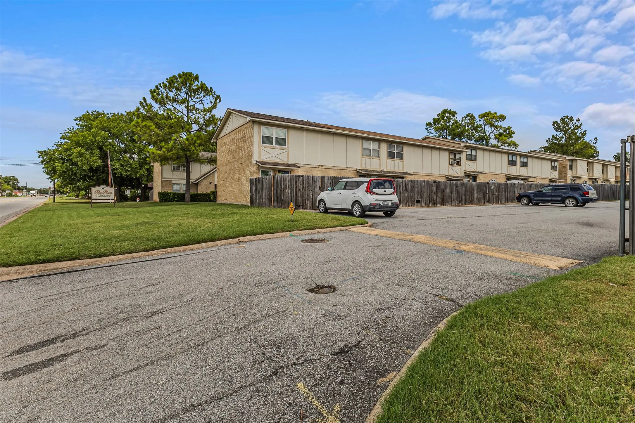 Condominium For Sale in Grayson County , 1905 W Morton Street 11, Denison, Texas 75020, 3 Bedroom, 2 Bathroom, Garage spaces, 1,080 Sqft, built in 1962, mls#21332037, Real Estate Agent in Denison, Homes For Sale in Grayson county, Homes For Sale in Denison, Realtor in Denison Texas, Real Estate Brokerage Independent Realty Texas, Luminita Cordes Realtor