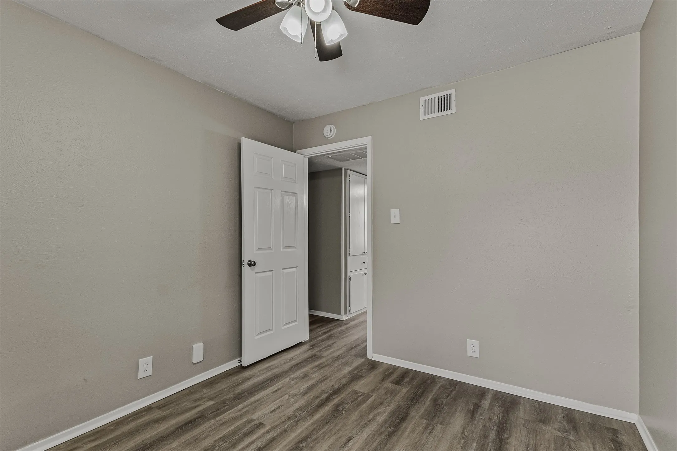 Condominium For Sale in Grayson County , 1905 W Morton Street 11, Denison, Texas 75020, 3 Bedroom, 2 Bathroom, Garage spaces, 1,080 Sqft, built in 1962, mls#21332037, Real Estate Agent in Denison, Homes For Sale in Grayson county, Homes For Sale in Denison, Realtor in Denison Texas, Real Estate Brokerage Independent Realty Texas, Luminita Cordes Realtor