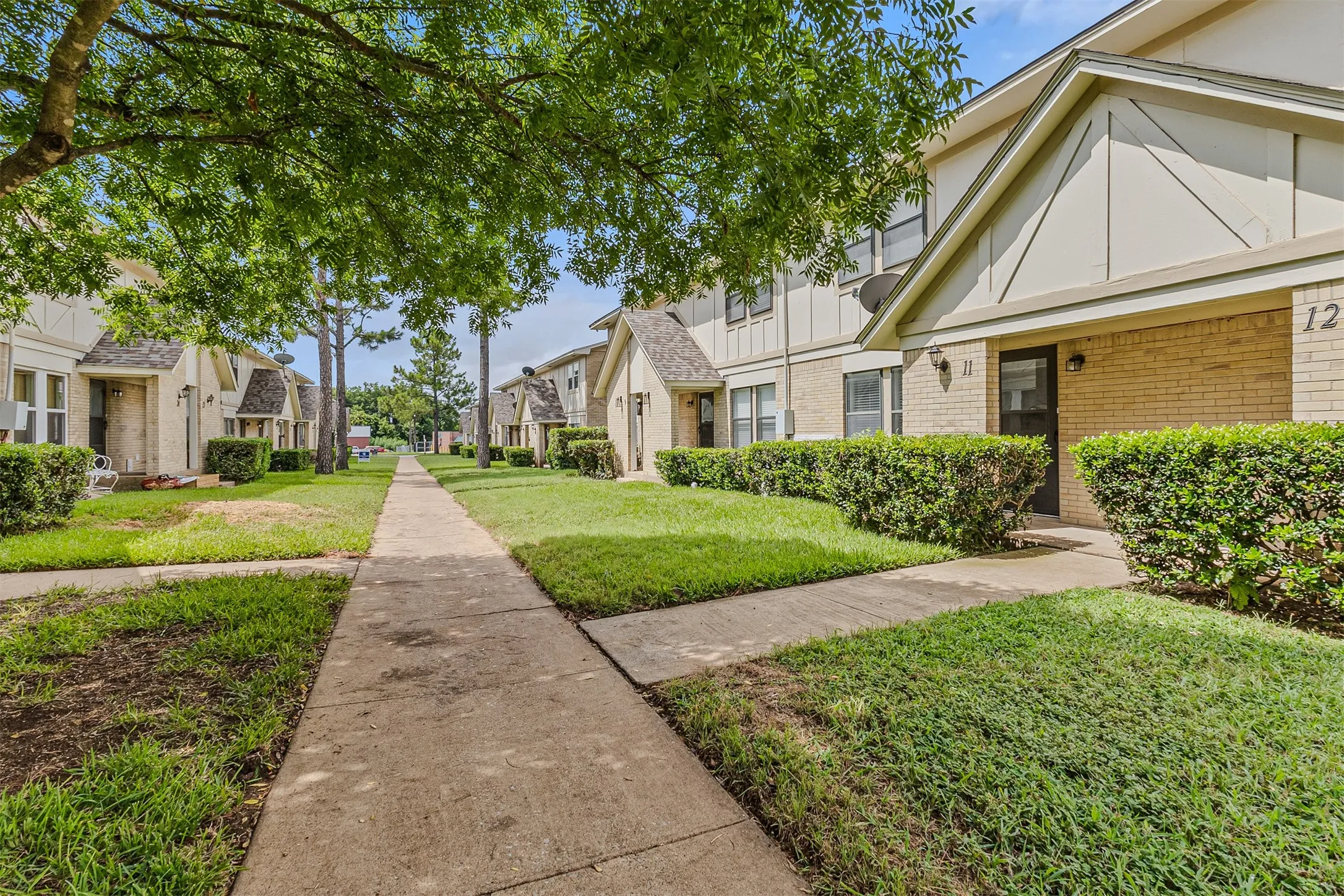 Condominium For Sale in Grayson County , 1905 W Morton Street 11, Denison, Texas 75020, 3 Bedroom, 2 Bathroom, Garage spaces, 1,080 Sqft, built in 1962, mls#21332037, Real Estate Agent in Denison, Homes For Sale in Grayson county, Homes For Sale in Denison, Realtor in Denison Texas, Real Estate Brokerage Independent Realty Texas, Luminita Cordes Realtor