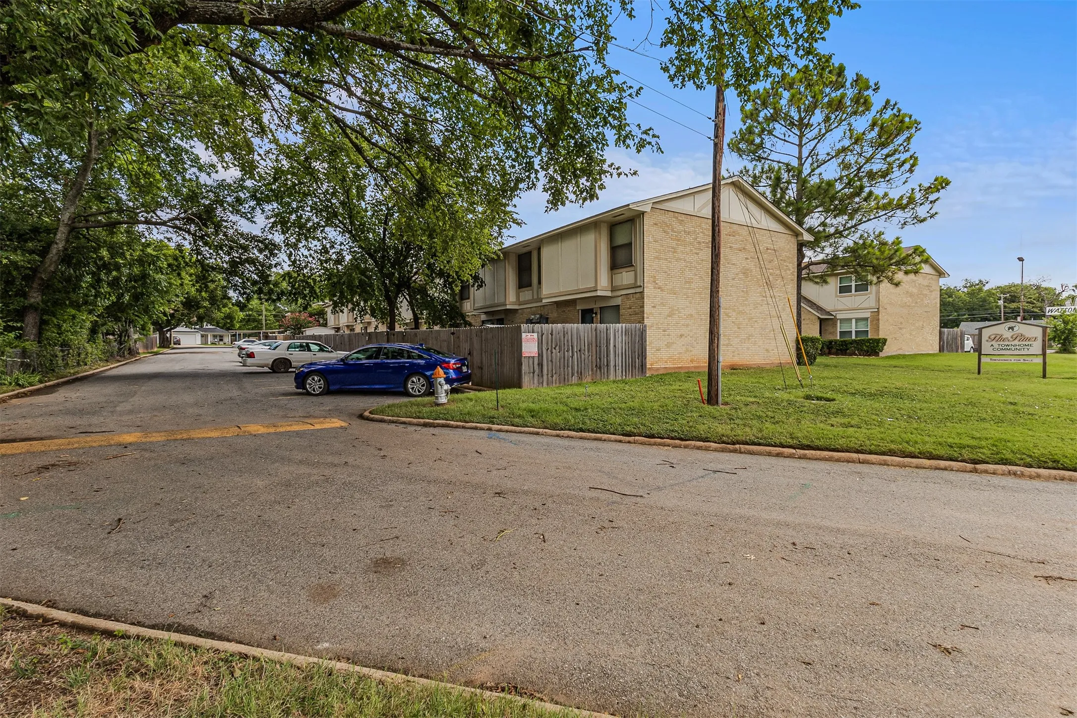 Condominium For Sale in Grayson County , 1905 W Morton Street 11, Denison, Texas 75020, 3 Bedroom, 2 Bathroom, Garage spaces, 1,080 Sqft, built in 1962, mls#21332037, Real Estate Agent in Denison, Homes For Sale in Grayson county, Homes For Sale in Denison, Realtor in Denison Texas, Real Estate Brokerage Independent Realty Texas, Luminita Cordes Realtor