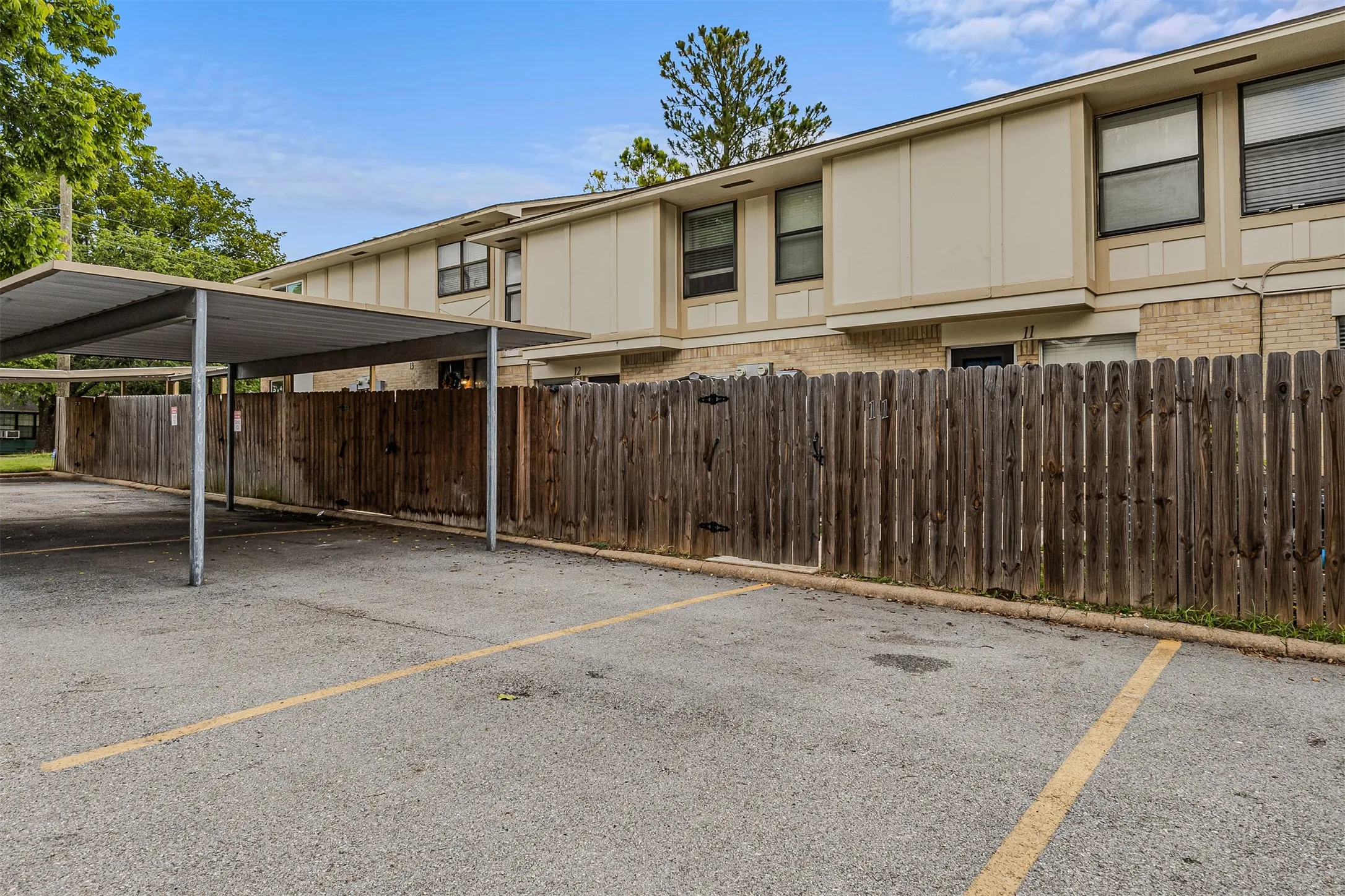 Condominium For Sale in Grayson County , 1905 W Morton Street 11, Denison, Texas 75020, 3 Bedroom, 2 Bathroom, Garage spaces, 1,080 Sqft, built in 1962, mls#21332037, Real Estate Agent in Denison, Homes For Sale in Grayson county, Homes For Sale in Denison, Realtor in Denison Texas, Real Estate Brokerage Independent Realty Texas, Luminita Cordes Realtor