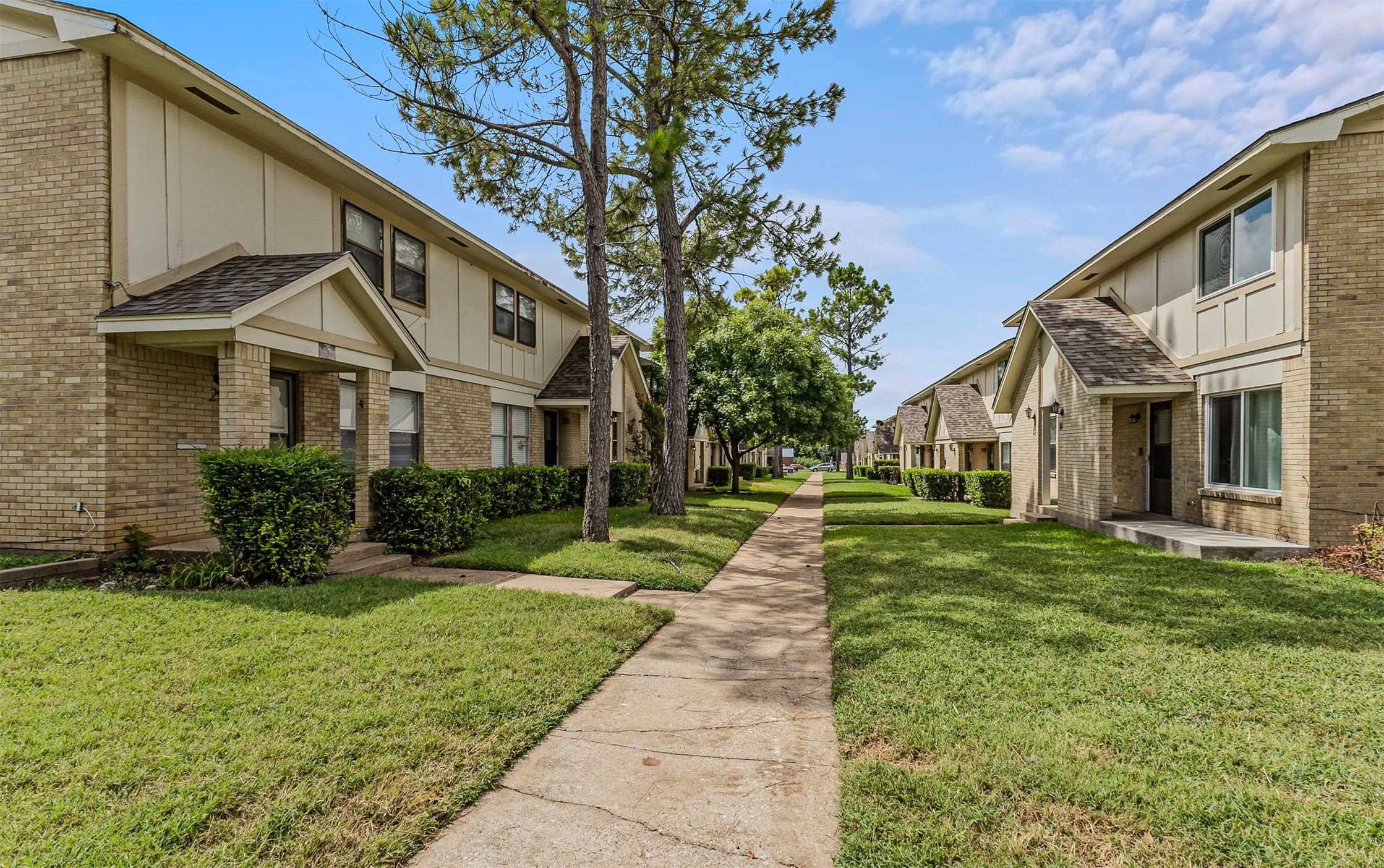 Condominium For Sale in Grayson County , 1905 W Morton Street 11, Denison, Texas 75020, 3 Bedroom, 2 Bathroom, Garage spaces, 1,080 Sqft, built in 1962, mls#21332037, Real Estate Agent in Denison, Homes For Sale in Grayson county, Homes For Sale in Denison, Realtor in Denison Texas, Real Estate Brokerage Independent Realty Texas, Luminita Cordes Realtor