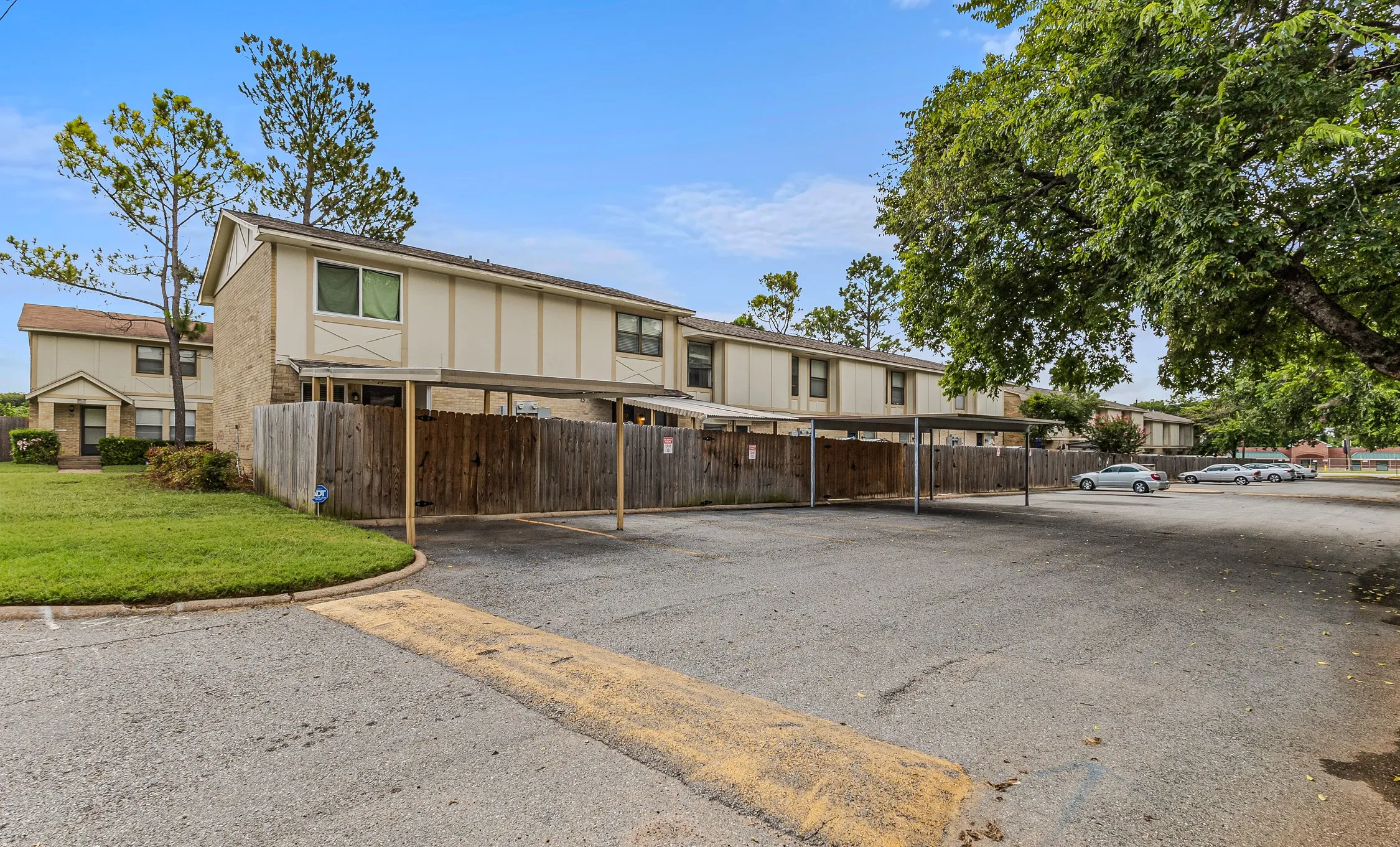 Condominium For Sale in Grayson County , 1905 W Morton Street 11, Denison, Texas 75020, 3 Bedroom, 2 Bathroom, Garage spaces, 1,080 Sqft, built in 1962, mls#21332037, Real Estate Agent in Denison, Homes For Sale in Grayson county, Homes For Sale in Denison, Realtor in Denison Texas, Real Estate Brokerage Independent Realty Texas, Luminita Cordes Realtor