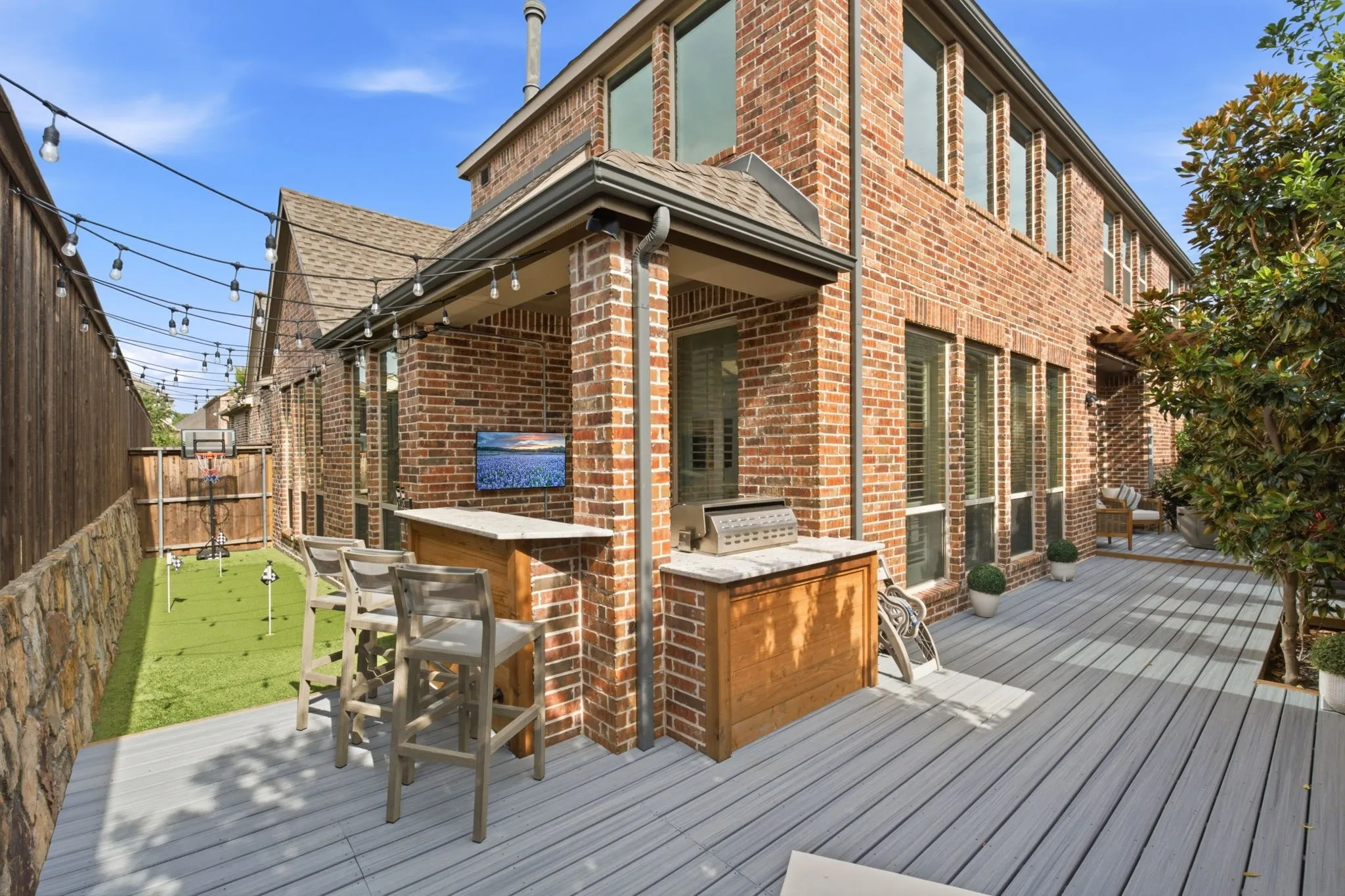 The sellers added the outdoor grill & bar for serving up your favorite barbecue meal. The xeriscape backyard also features a chipping length 3-hole putting green. Privacy & fun back here!