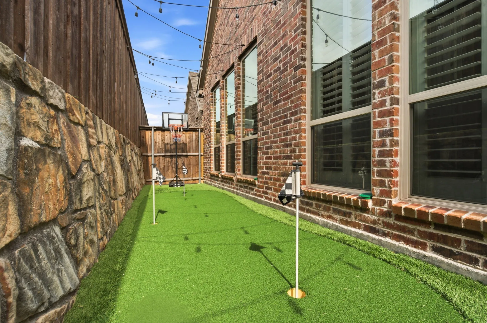 A chipping length 3-hole putting green features a tight, ultra-short putting surface for true ball roll alongside a slightly longer fringe or collar used for chipping​​‌​​​​‌​​‌‌​‌‌​​​‌‌​‌​‌​‌​​​‌​​ practice.
