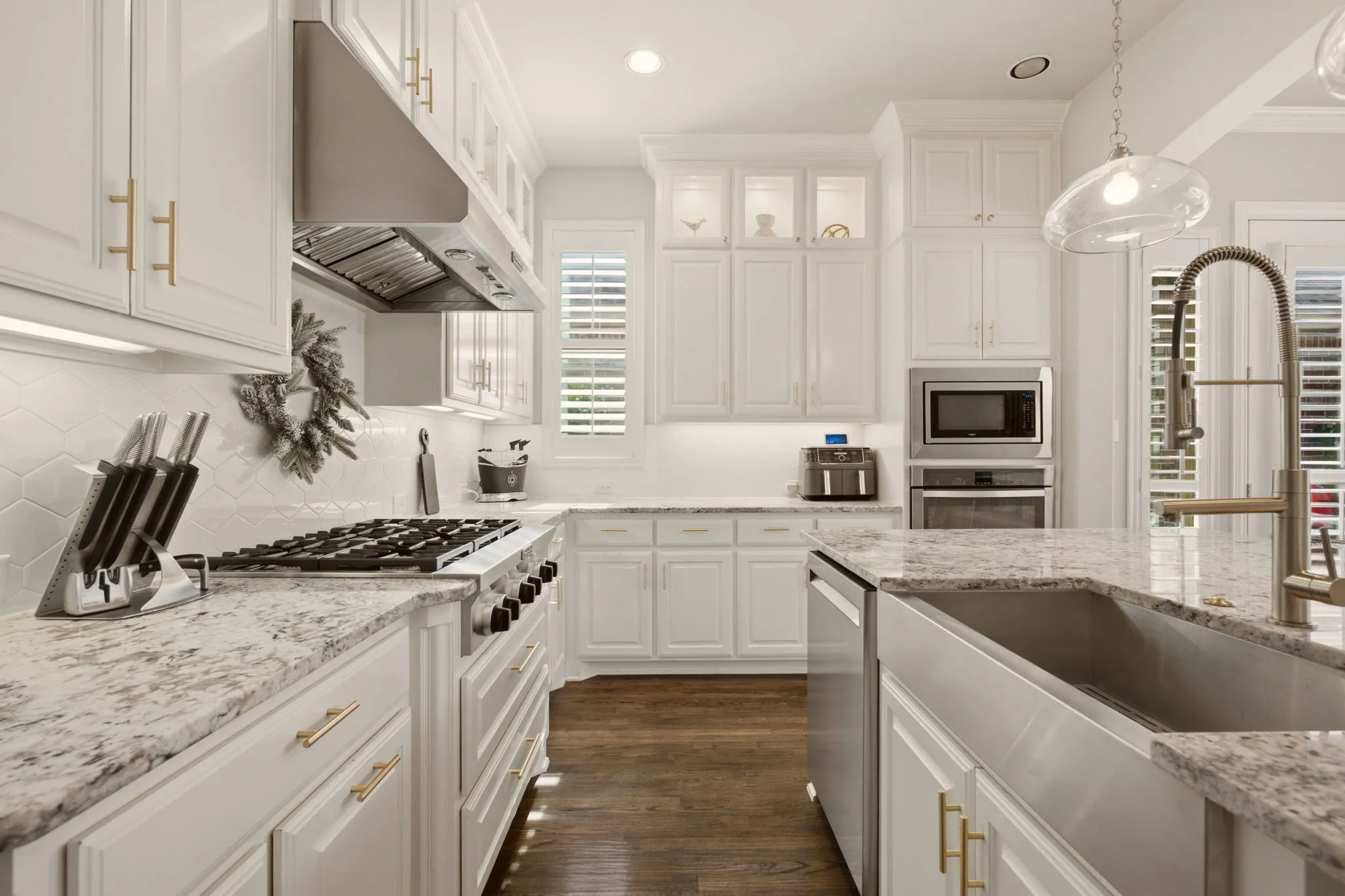 Generous prep space, thoughtful organization & an open layout make this kitchen equally suited for everyday living & effortless entertaining. Love the stainless appliances & deep sink.