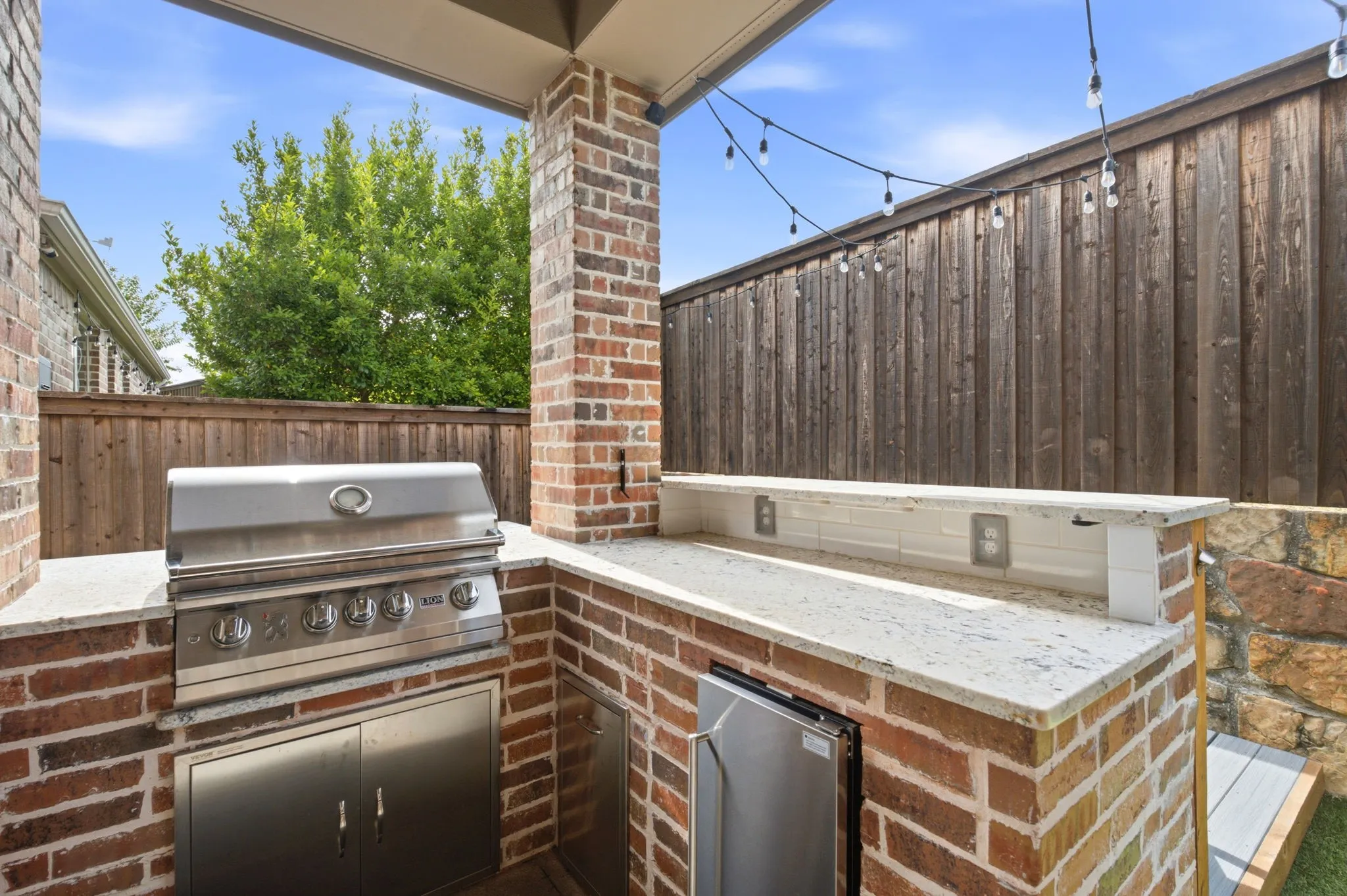 Boasting a premium, high-performance built-in grill with a storage cabinet & serving bar. The thoughtfully designed setup provides plenty of room for food preparation, grilling, & serving with convenient cabinet storage to keep cookware, utensils & essentials neatly organized.