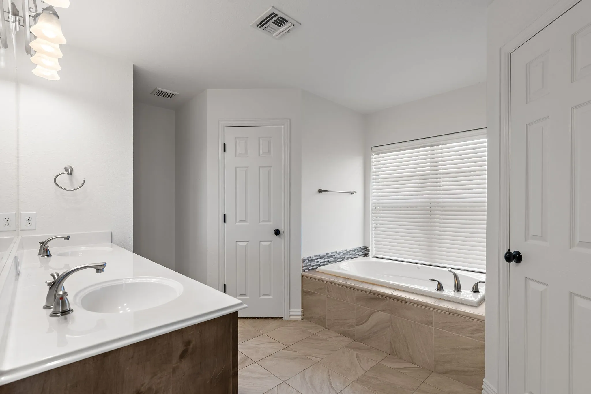 Single Family Residence For Sale in Wichita County , 5014 Cypress, Wichita Falls, Texas 76310, 3 Bedroom, 2 Bathroom, 2 Garage spaces, 1,753 Sqft, built in 2011, mls#21334232, Real Estate Agent in Wichita Falls, Homes For Sale in Wichita county, Homes For Sale in Wichita Falls, Realtor in Wichita Falls Texas, Real Estate Brokerage Independent Realty Texas, Luminita Cordes Realtor