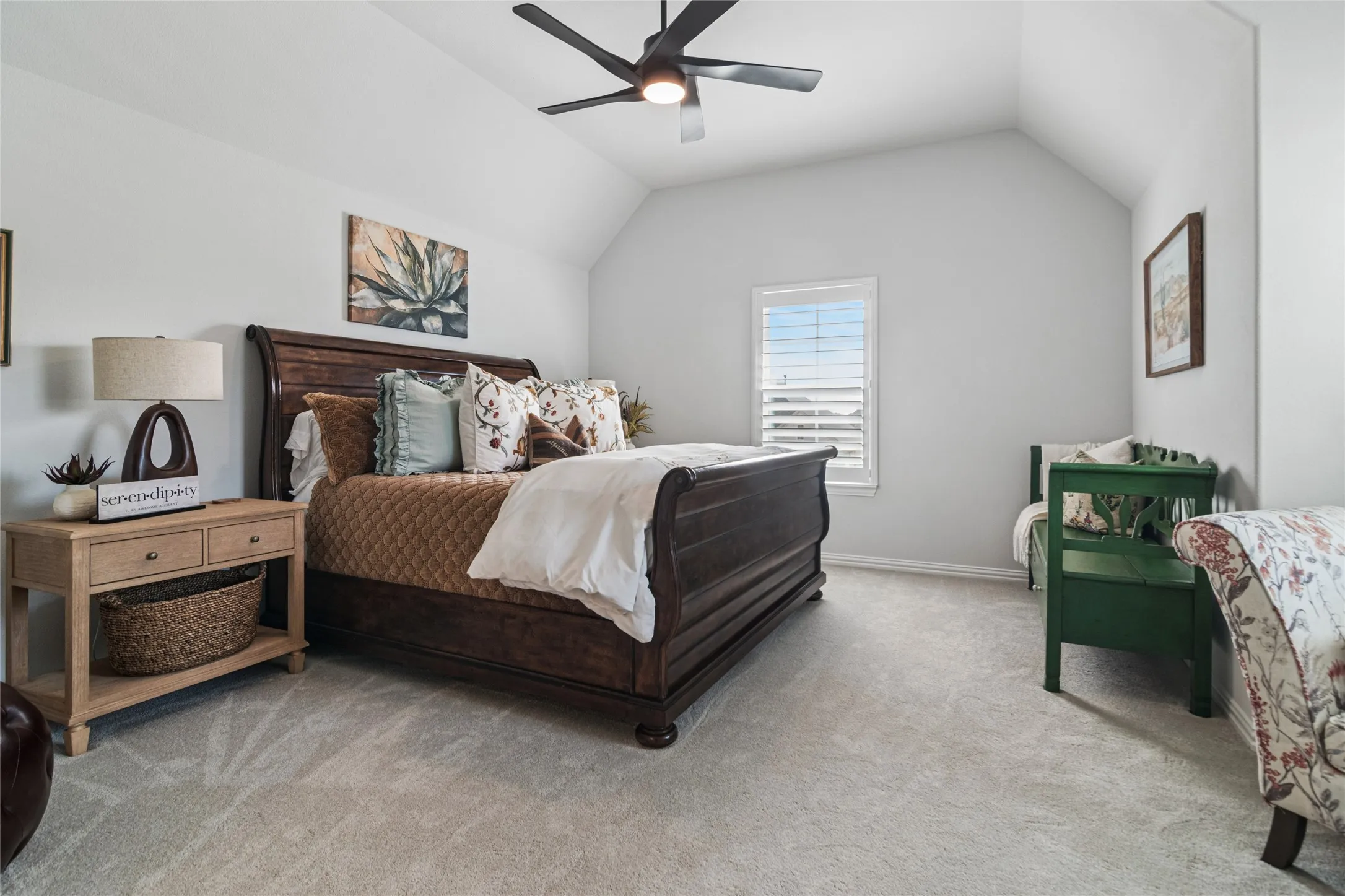 Third bedroom upstairs, en suite bathroom, large walk in closet.
