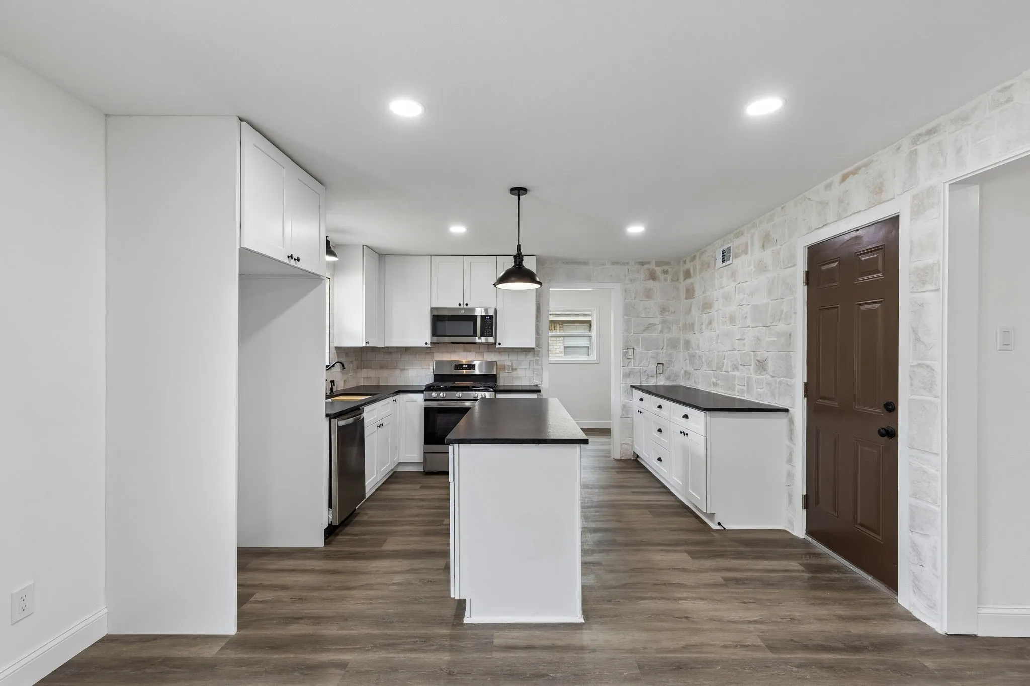 Single Family Residence For Sale in Dallas County , 8711 Hackney Lane, Dallas, Texas 75238, 3 Bedroom, 2 Bathroom, 2 Garage spaces, 1,478 Sqft, built in 1960, mls#21333939, Real Estate Agent in Dallas, Homes For Sale in Dallas county, Homes For Sale in Dallas, Realtor in Dallas Texas, Real Estate Brokerage Independent Realty Texas, Luminita Cordes Realtor