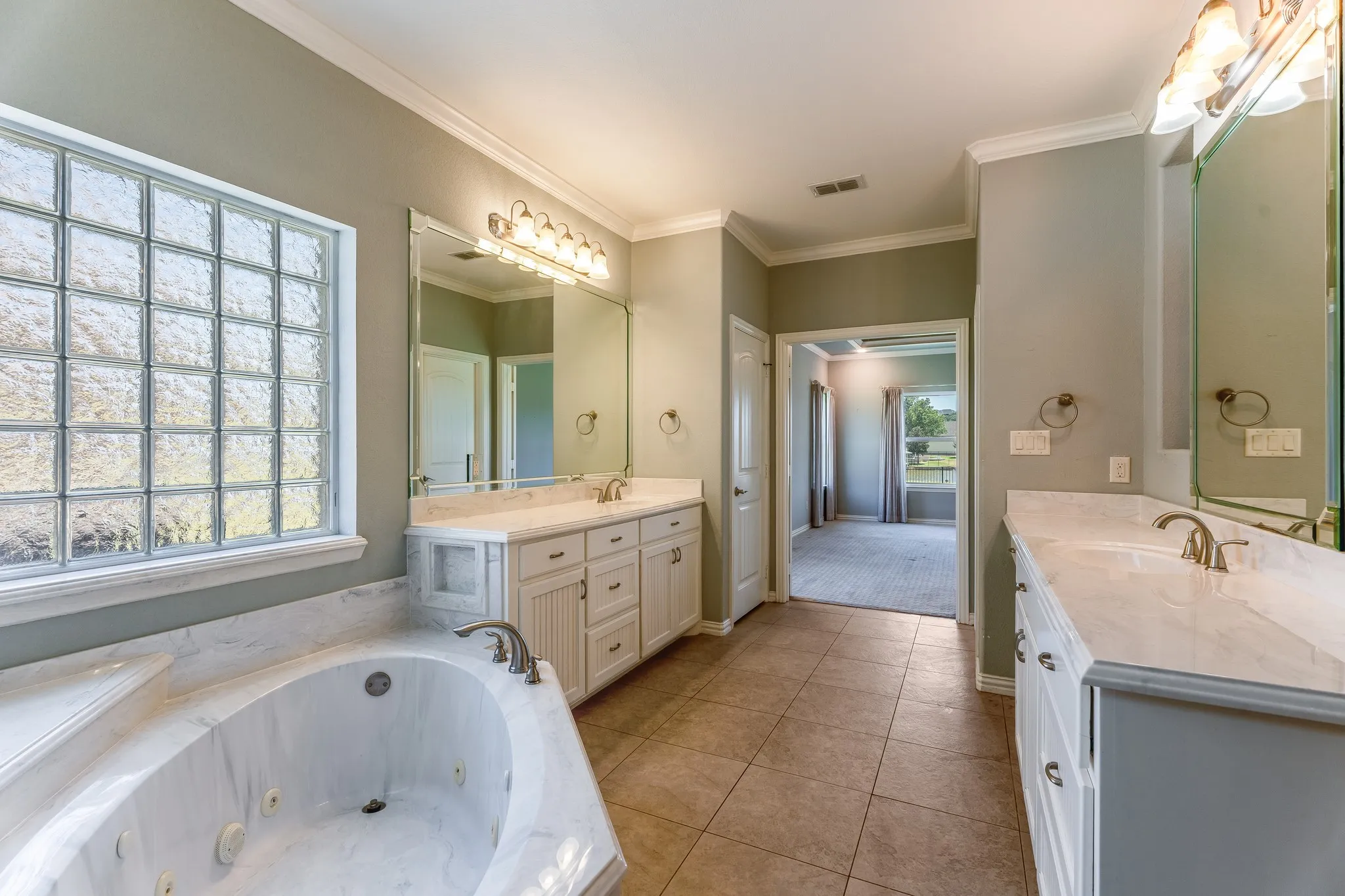 Single Family Residence For Sale in Hood County , 2009 Canaveral Court, Granbury, Texas 76048, 4 Bedroom, 2 Bathroom, 2 Garage spaces, 2,942 Sqft, built in 2009, mls#21323761, Real Estate Agent in Granbury, Homes For Sale in Hood county, Homes For Sale in Granbury, Realtor in Granbury Texas, Real Estate Brokerage Independent Realty Texas, Luminita Cordes Realtor