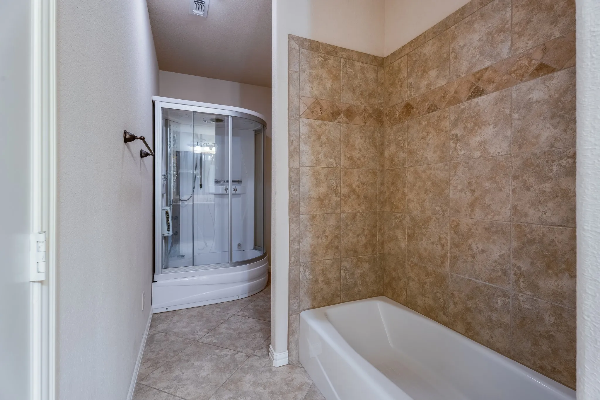 Single Family Residence For Sale in Hood County , 2009 Canaveral Court, Granbury, Texas 76048, 4 Bedroom, 2 Bathroom, 2 Garage spaces, 2,942 Sqft, built in 2009, mls#21323761, Real Estate Agent in Granbury, Homes For Sale in Hood county, Homes For Sale in Granbury, Realtor in Granbury Texas, Real Estate Brokerage Independent Realty Texas, Luminita Cordes Realtor