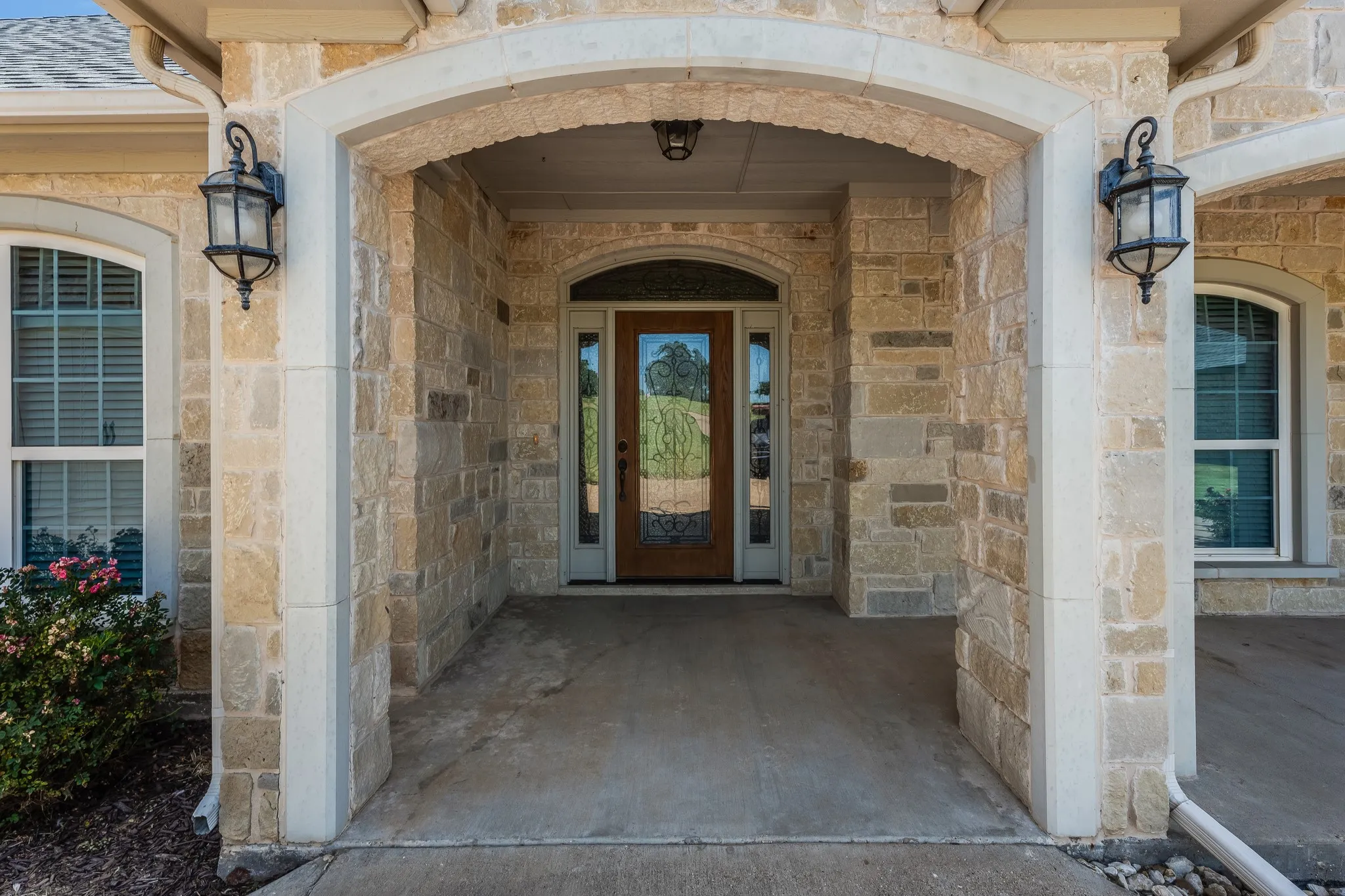 Single Family Residence For Sale in Hood County , 2009 Canaveral Court, Granbury, Texas 76048, 4 Bedroom, 2 Bathroom, 2 Garage spaces, 2,942 Sqft, built in 2009, mls#21323761, Real Estate Agent in Granbury, Homes For Sale in Hood county, Homes For Sale in Granbury, Realtor in Granbury Texas, Real Estate Brokerage Independent Realty Texas, Luminita Cordes Realtor