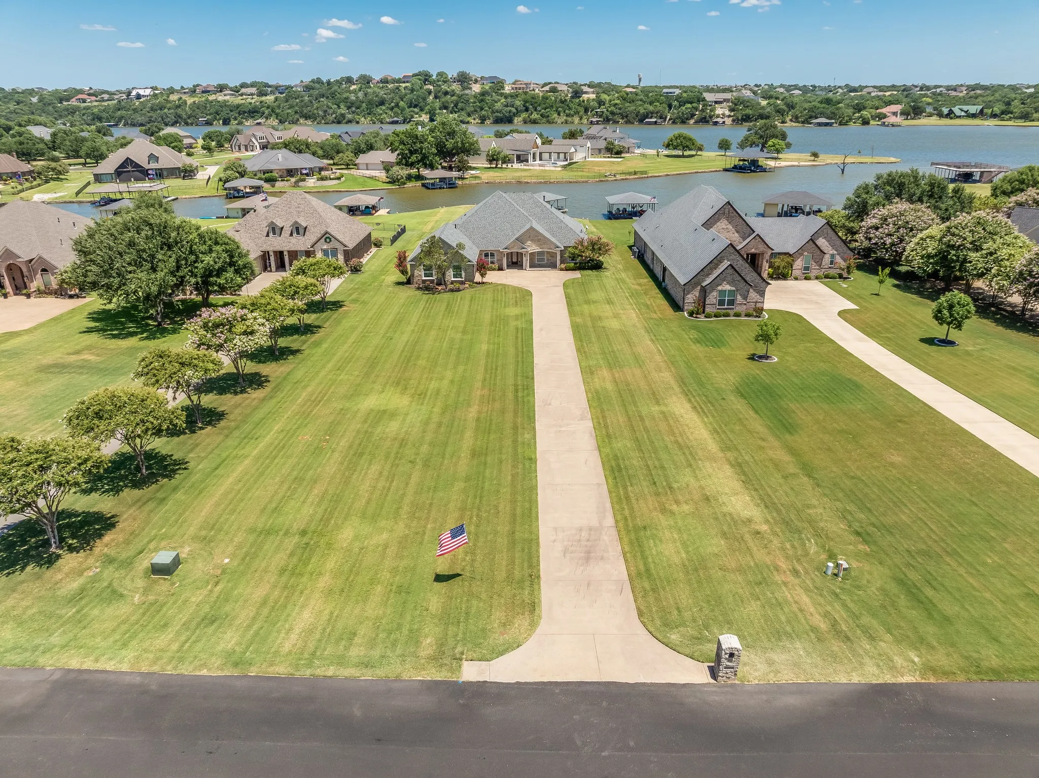 Single Family Residence For Sale in Hood County , 2009 Canaveral Court, Granbury, Texas 76048, 4 Bedroom, 2 Bathroom, 2 Garage spaces, 2,942 Sqft, built in 2009, mls#21323761, Real Estate Agent in Granbury, Homes For Sale in Hood county, Homes For Sale in Granbury, Realtor in Granbury Texas, Real Estate Brokerage Independent Realty Texas, Luminita Cordes Realtor
