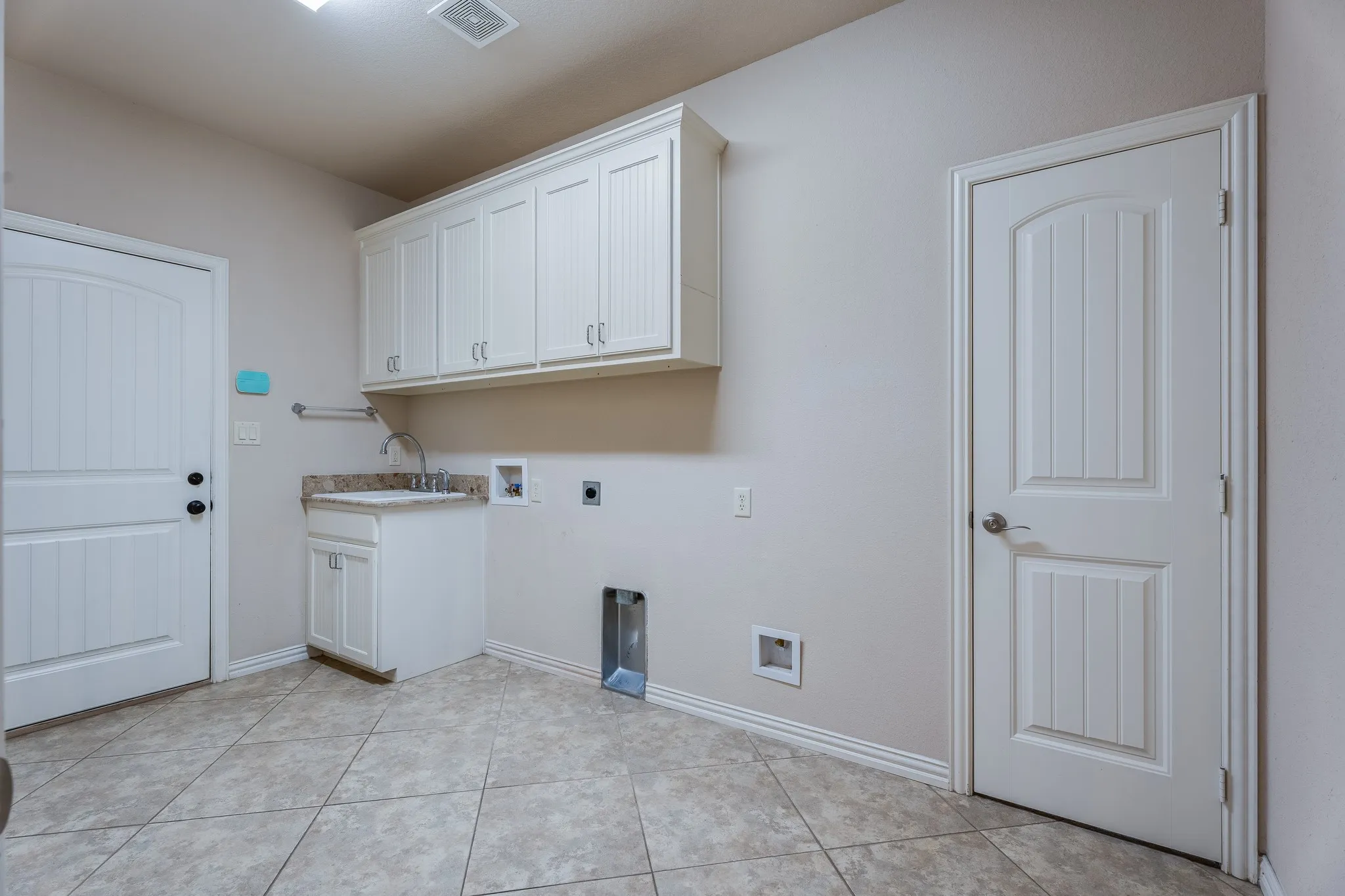 Single Family Residence For Sale in Hood County , 2009 Canaveral Court, Granbury, Texas 76048, 4 Bedroom, 2 Bathroom, 2 Garage spaces, 2,942 Sqft, built in 2009, mls#21323761, Real Estate Agent in Granbury, Homes For Sale in Hood county, Homes For Sale in Granbury, Realtor in Granbury Texas, Real Estate Brokerage Independent Realty Texas, Luminita Cordes Realtor