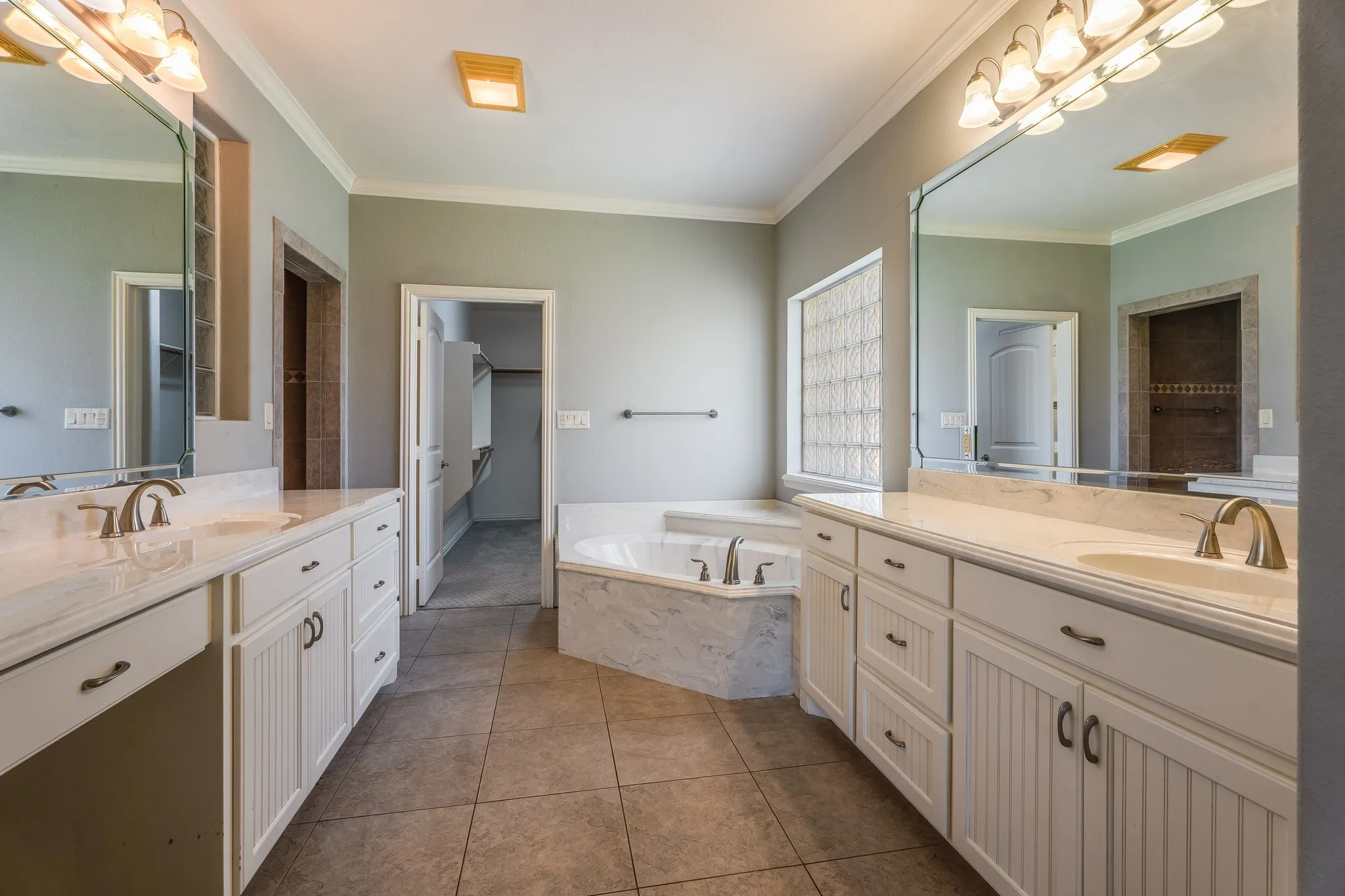 Single Family Residence For Sale in Hood County , 2009 Canaveral Court, Granbury, Texas 76048, 4 Bedroom, 2 Bathroom, 2 Garage spaces, 2,942 Sqft, built in 2009, mls#21323761, Real Estate Agent in Granbury, Homes For Sale in Hood county, Homes For Sale in Granbury, Realtor in Granbury Texas, Real Estate Brokerage Independent Realty Texas, Luminita Cordes Realtor