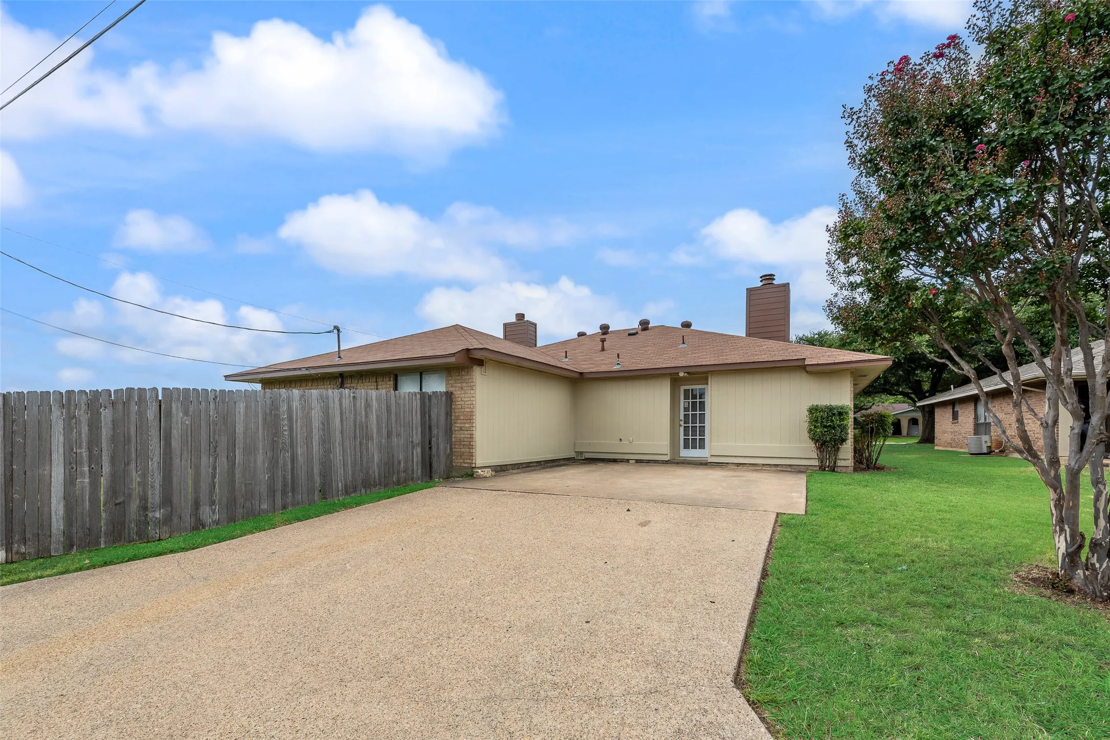 Single Family Residence For Sale in Dallas County , 215 Silver Creek Drive, Duncanville, Texas 75137, 2 Bedroom, 2 Bathroom, Garage spaces, 1,137 Sqft, built in 1980, mls#21334488, Real Estate Agent in Duncanville, Homes For Sale in Dallas county, Homes For Sale in Duncanville, Realtor in Duncanville Texas, Real Estate Brokerage Independent Realty Texas, Luminita Cordes Realtor