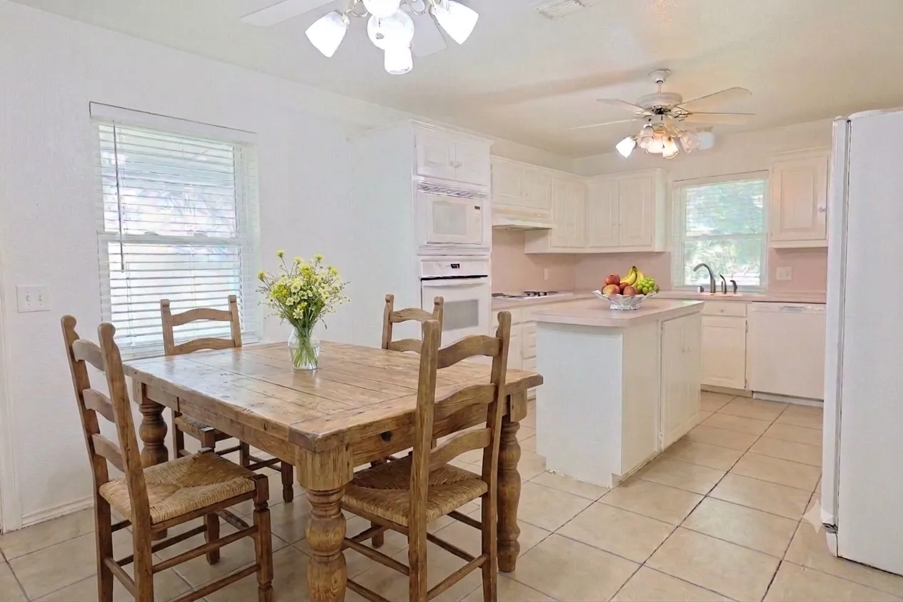 Single Family Residence For Rent in Collin County , 2550 W Lucas Road, Lucas, Texas 75002, 3 Bedroom, 2 Bathroom, Garage spaces, 1,565 Sqft, built in 1993, mls#21330204, Real Estate Agent in Lucas, Homes For Rent in Collin county, Homes For Rent in Lucas, Realtor in Lucas Texas, Real Estate Brokerage Independent Realty Texas, Luminita Cordes Realtor