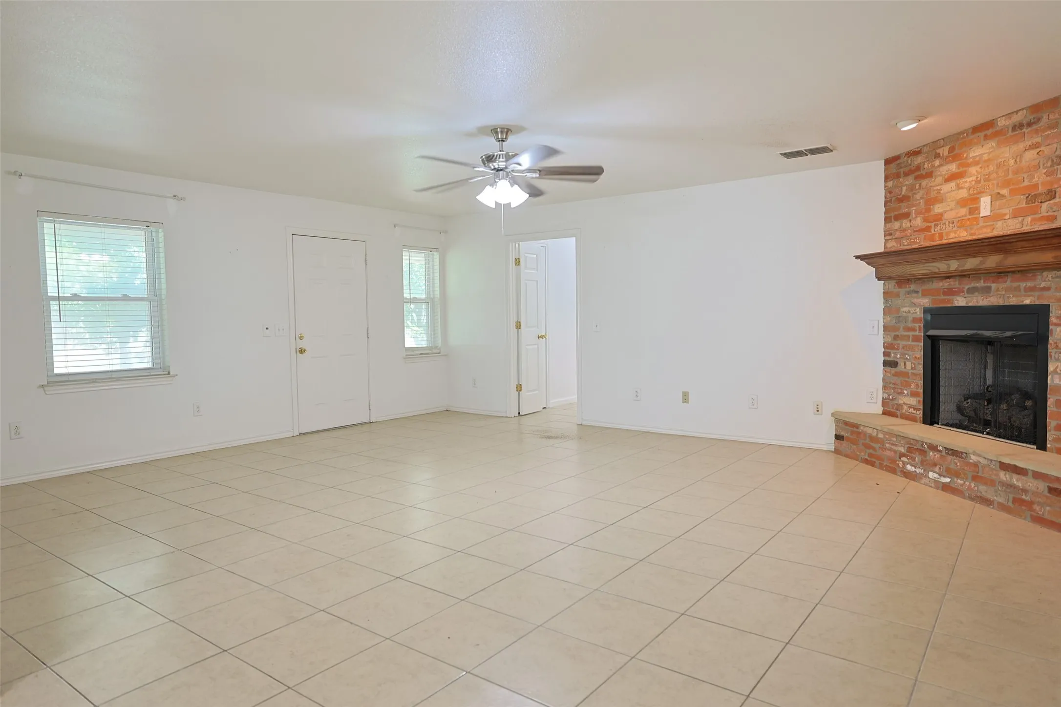 Single Family Residence For Rent in Collin County , 2550 W Lucas Road, Lucas, Texas 75002, 3 Bedroom, 2 Bathroom, Garage spaces, 1,565 Sqft, built in 1993, mls#21330204, Real Estate Agent in Lucas, Homes For Rent in Collin county, Homes For Rent in Lucas, Realtor in Lucas Texas, Real Estate Brokerage Independent Realty Texas, Luminita Cordes Realtor