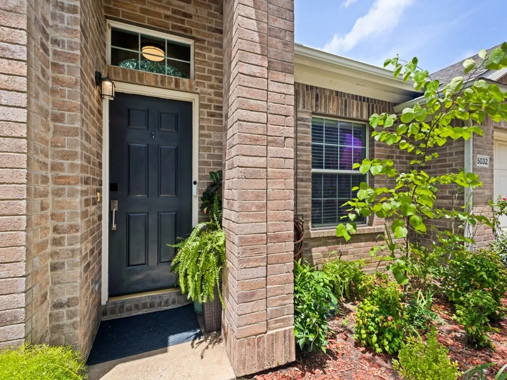 Single Family Residence For Sale in Denton County , 5032 Coral Cove, Denton, Texas 76210, 4 Bedroom, 2 Bathroom, 2 Garage spaces, 1,935 Sqft, built in 2003, mls#21334144, Real Estate Agent in Denton, Homes For Sale in Denton county, Homes For Sale in Denton, Realtor in Denton Texas, Real Estate Brokerage Independent Realty Texas, Luminita Cordes Realtor