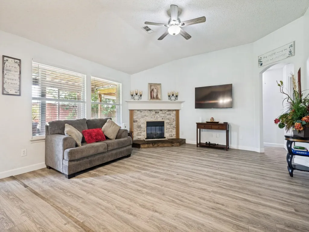 Single Family Residence For Sale in Denton County , 5032 Coral Cove, Denton, Texas 76210, 4 Bedroom, 2 Bathroom, 2 Garage spaces, 1,935 Sqft, built in 2003, mls#21334144, Real Estate Agent in Denton, Homes For Sale in Denton county, Homes For Sale in Denton, Realtor in Denton Texas, Real Estate Brokerage Independent Realty Texas, Luminita Cordes Realtor