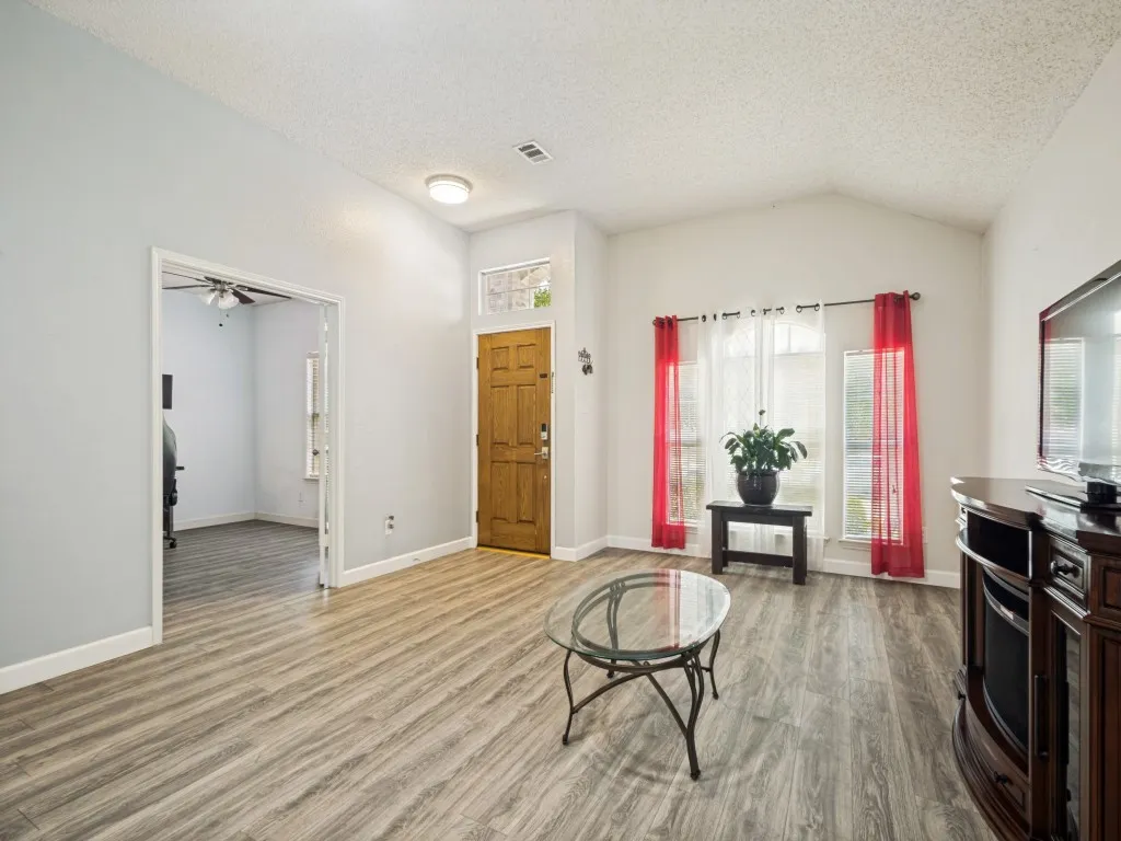 Single Family Residence For Sale in Denton County , 5032 Coral Cove, Denton, Texas 76210, 4 Bedroom, 2 Bathroom, 2 Garage spaces, 1,935 Sqft, built in 2003, mls#21334144, Real Estate Agent in Denton, Homes For Sale in Denton county, Homes For Sale in Denton, Realtor in Denton Texas, Real Estate Brokerage Independent Realty Texas, Luminita Cordes Realtor