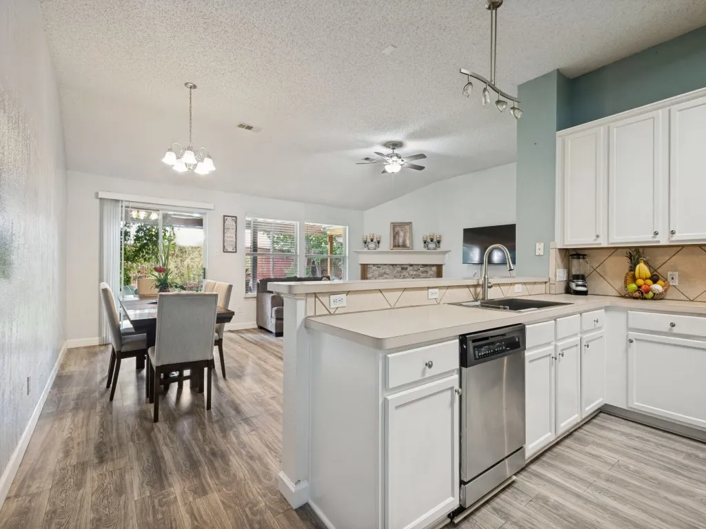 Single Family Residence For Sale in Denton County , 5032 Coral Cove, Denton, Texas 76210, 4 Bedroom, 2 Bathroom, 2 Garage spaces, 1,935 Sqft, built in 2003, mls#21334144, Real Estate Agent in Denton, Homes For Sale in Denton county, Homes For Sale in Denton, Realtor in Denton Texas, Real Estate Brokerage Independent Realty Texas, Luminita Cordes Realtor