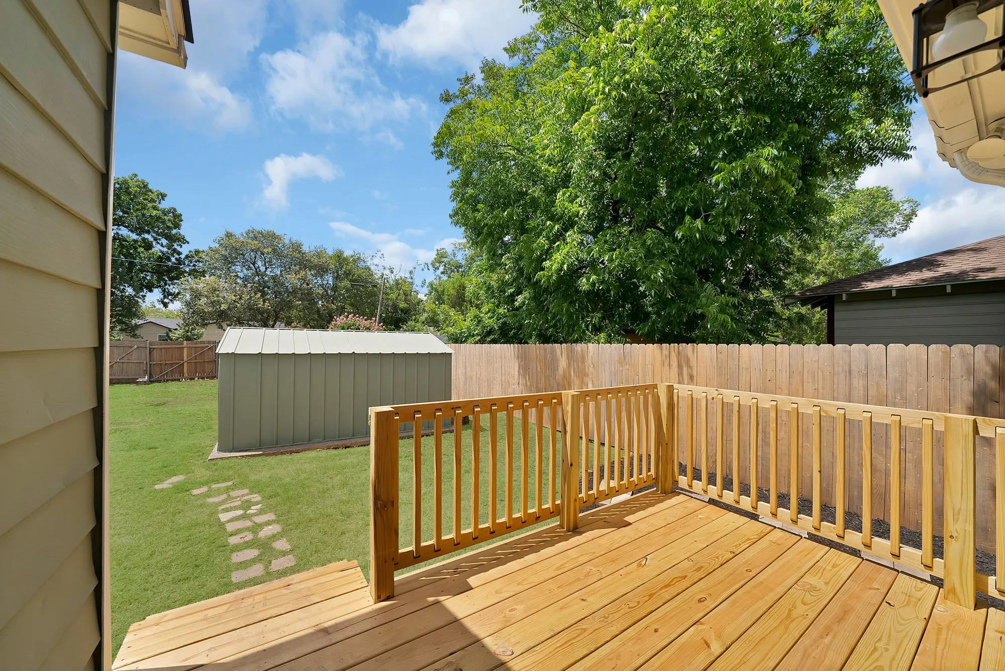 Single Family Residence For Sale in Dallas County , 1104 E Russell Avenue, Carrollton, Texas 75006, 3 Bedroom, 2 Bathroom, Garage spaces, 1,476 Sqft, built in 1954, mls#21333556, Real Estate Agent in Carrollton, Homes For Sale in Dallas county, Homes For Sale in Carrollton, Realtor in Carrollton Texas, Real Estate Brokerage Independent Realty Texas, Luminita Cordes Realtor