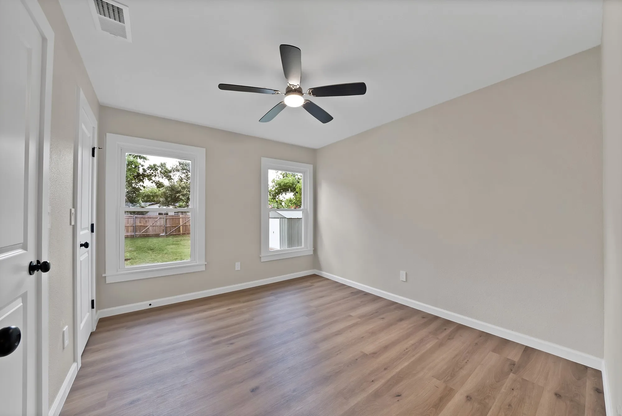 Single Family Residence For Sale in Dallas County , 1104 E Russell Avenue, Carrollton, Texas 75006, 3 Bedroom, 2 Bathroom, Garage spaces, 1,476 Sqft, built in 1954, mls#21333556, Real Estate Agent in Carrollton, Homes For Sale in Dallas county, Homes For Sale in Carrollton, Realtor in Carrollton Texas, Real Estate Brokerage Independent Realty Texas, Luminita Cordes Realtor