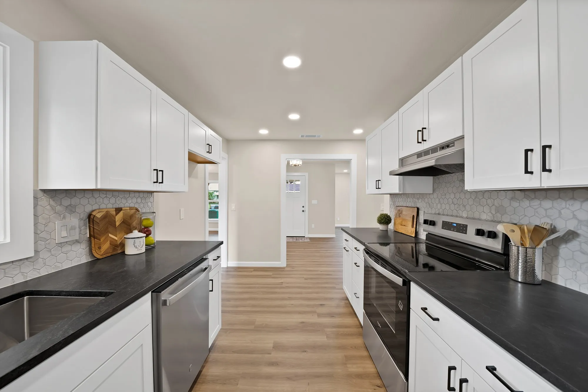 Single Family Residence For Sale in Dallas County , 1104 E Russell Avenue, Carrollton, Texas 75006, 3 Bedroom, 2 Bathroom, Garage spaces, 1,476 Sqft, built in 1954, mls#21333556, Real Estate Agent in Carrollton, Homes For Sale in Dallas county, Homes For Sale in Carrollton, Realtor in Carrollton Texas, Real Estate Brokerage Independent Realty Texas, Luminita Cordes Realtor